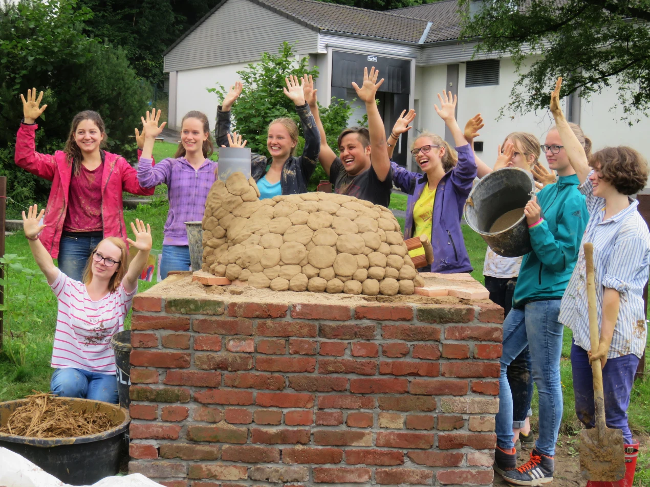 Der Backes entstand im Rahmen des Workcamp der VSB gGmbH mit Outdoor Oberberg im Projekt „Mach“ grün!“. (Foto: OBK/Leni Maulshagen)