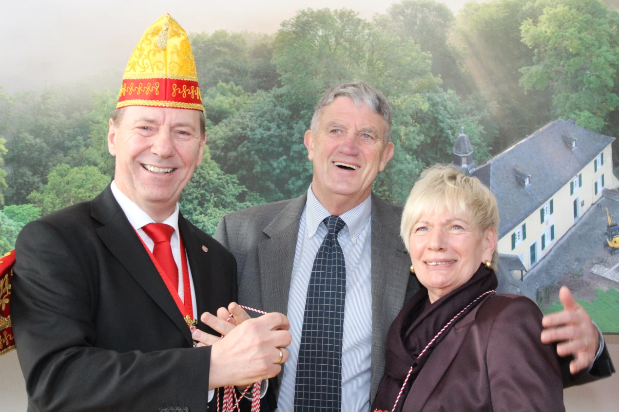 Landrat Jochen Hagt verteilte mit großer Freude die Karnevalsorden, unterstützt von den stellvertretenden Landräten Prof. Dr. Friedrich Wilke und Margit Ahus. (Foto: OBK)