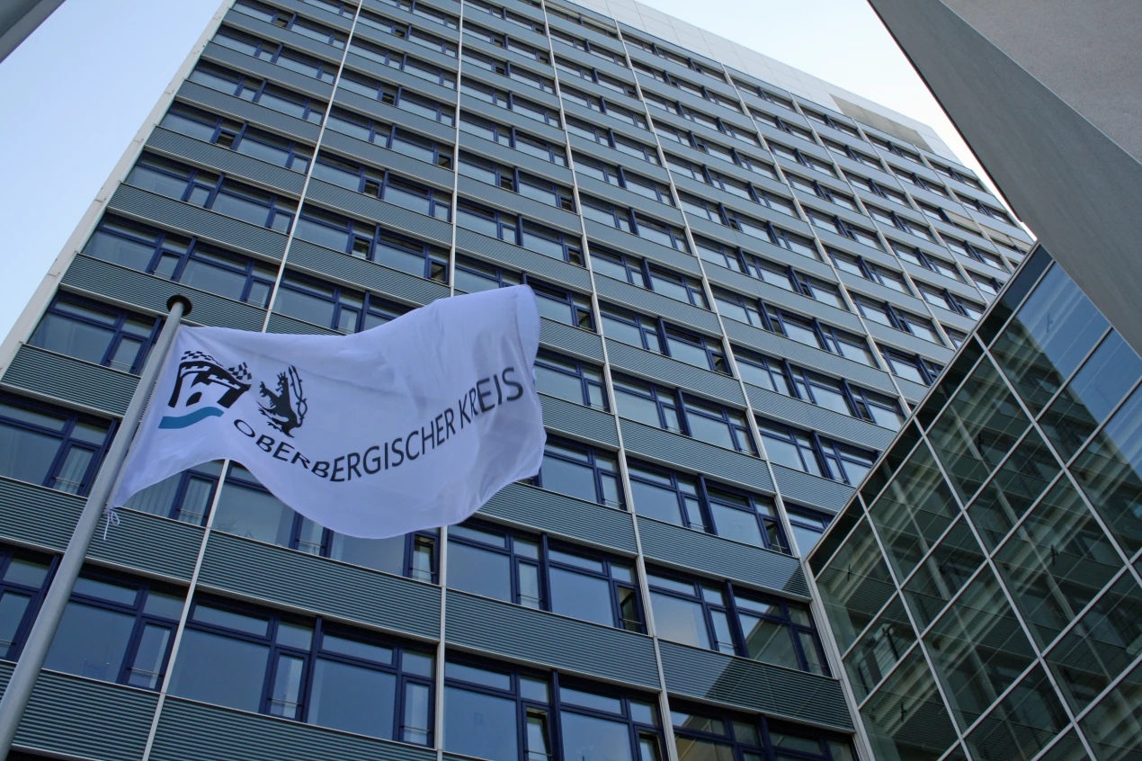 An den Eingängen der Kreisverwaltungsgebäude wird auf die geänderten Servicezeiten hingewiesen. (Foto: OBK)