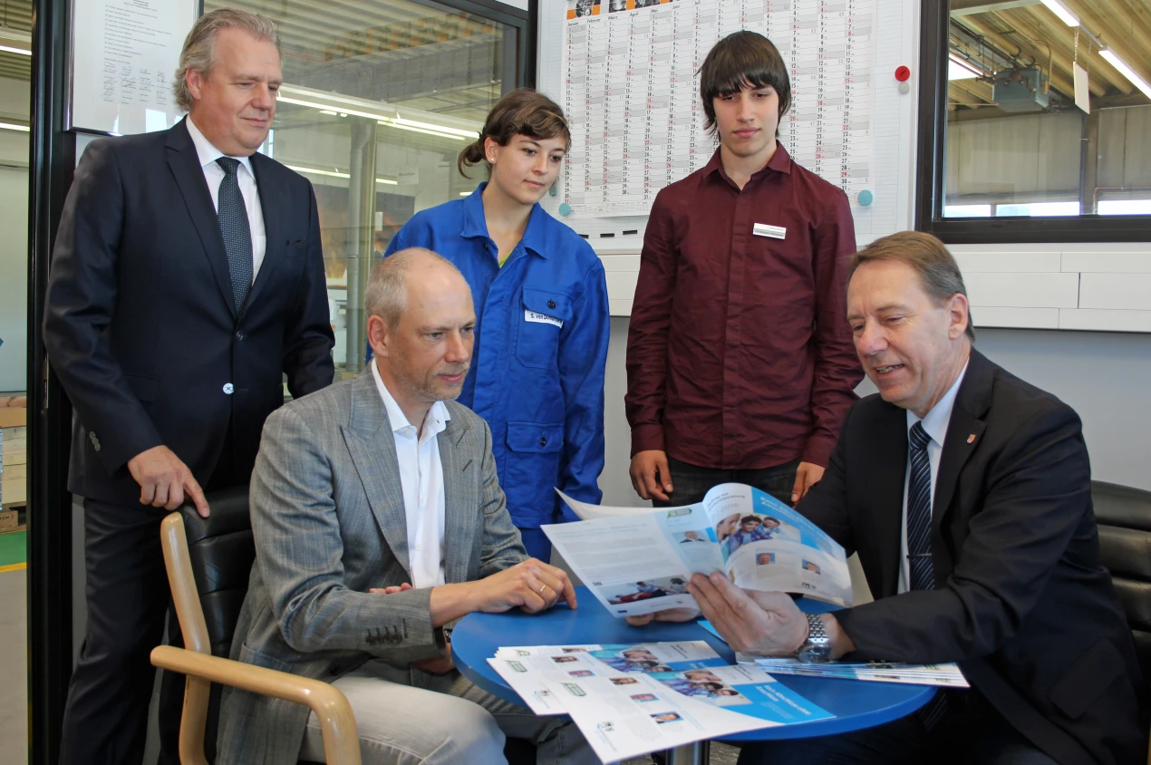 Die Firma Klaus Kuhn Edelstahlgießerei GmbH in Radevormwald unterstützt Jugendliche dabei, ihren eigenen Weg in den Beruf zu finden. Landrat Jochen Hagt (r) stellt die neue Kreisbroschüre "Kein Abschluss ohne Anschluss" vor (v.l.n.r.): Ausbildungsleiter Andreas Döbler, Geschäftsführer Andre Kuhn, Auszubildende Sarah von Dombrowski aus Radevormwald, Auszubildender Christopher Hamacher aus Hückeswagen (Foto: OBK).