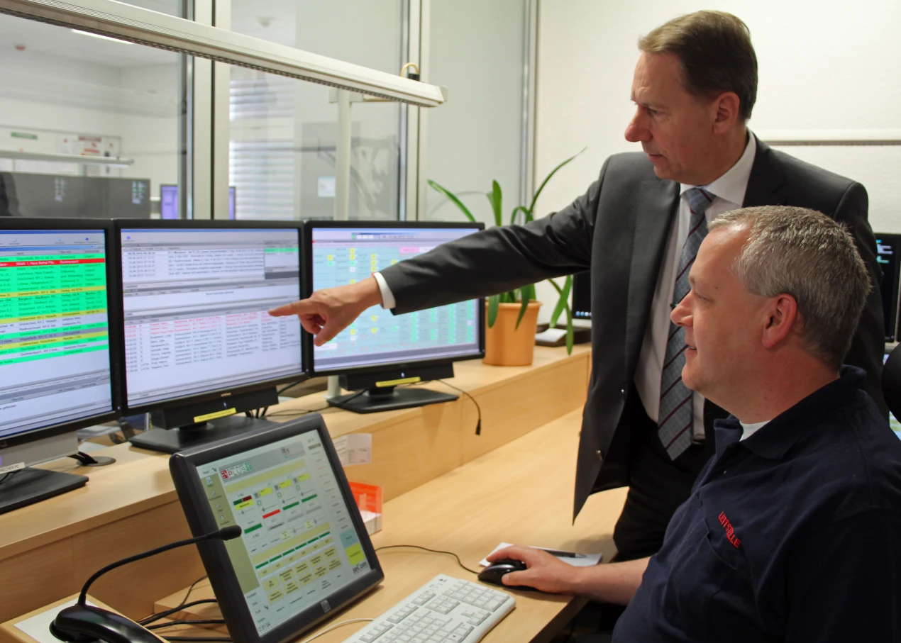 Kreisdirektor Jochen Hagt und Ralph Breloer von der Kreisleitstelle sind begeistert vom neuen Leitstellensystem (Foto: OBK) 