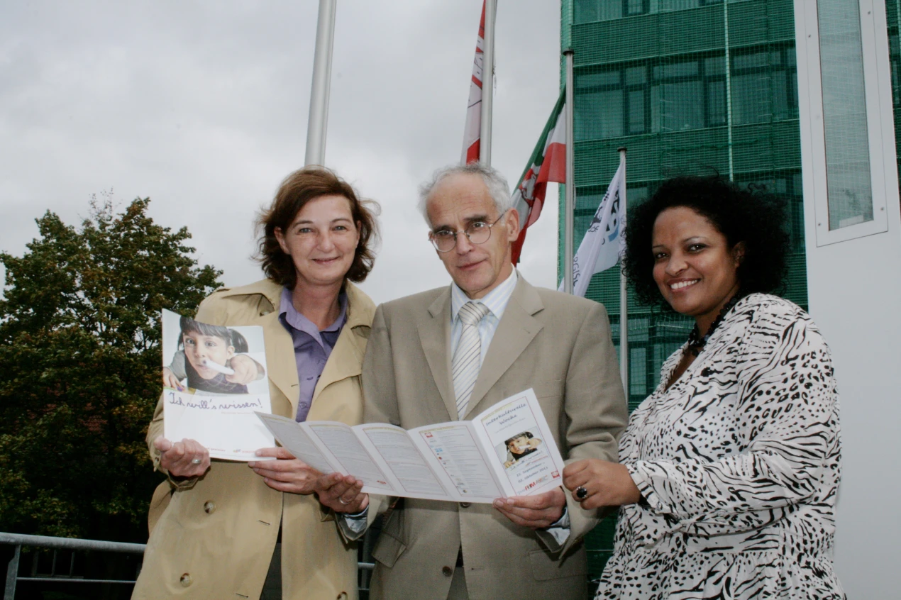 Gabriele Goldschmidt, Dr. Christian Dickschen und Samantha Dick-Gross (v.l.) stellen das umfangreiche Programm vor. (Foto: OBK)