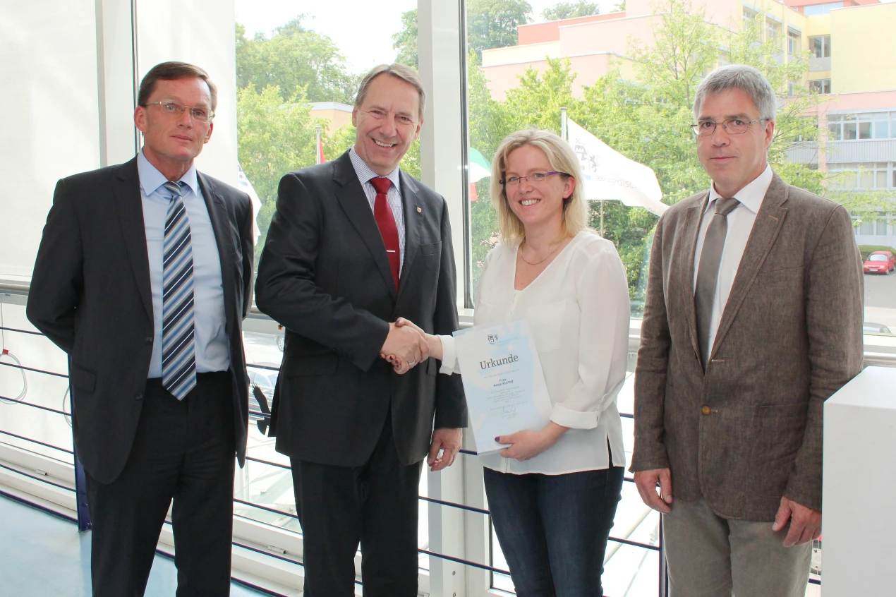 Frank Bansen (stellv. Geschäftsführer Jobcenter Oberberg), Jochen Hagt (Landrat) und Dietmar Kascha (Amtsleiter Soziale Angelegenheiten) gratulierten Antje Kleine. (Foto: OBK)