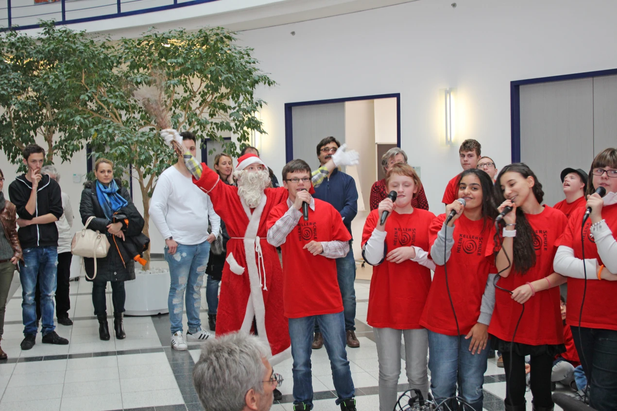 Auch ein Rap über den Weihnachtsmann gehörte zum Programm. (Foto: OBK)