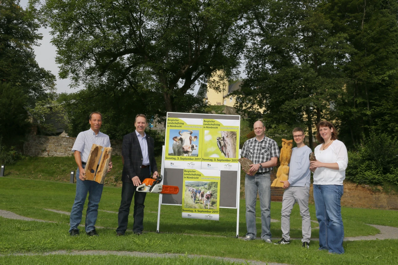 Das Organisationsteam um Frank Herhaus, Landrat Jochen Hagt, Andre Steiniger, Jan Spiegelberg und Christiane Mattil präsentiert das diesjährige Programm zum Bergischen Landschaftstag. (Foto: OBK)