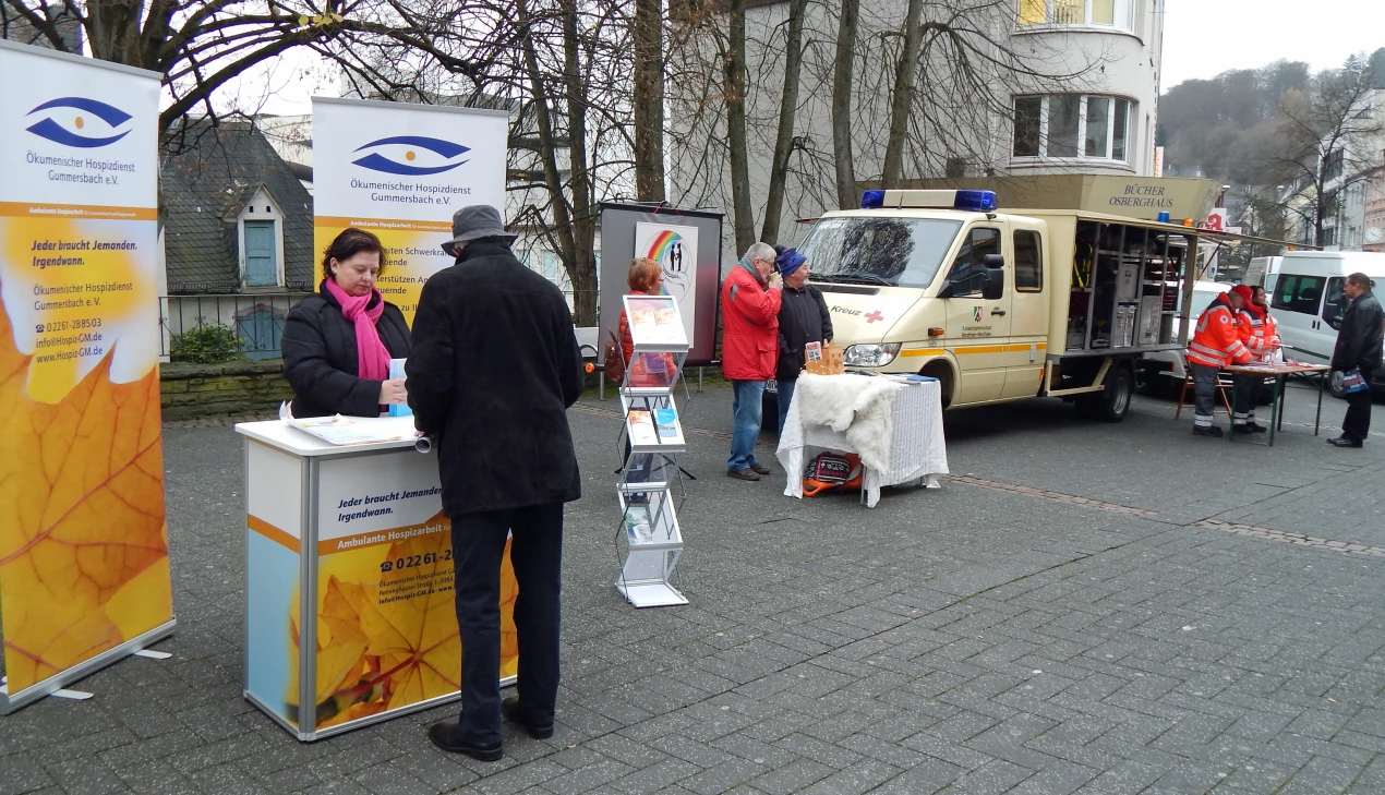 Auch der Ökumenische Hospizdienst Gummersbach und das DRK nutzten den Internationalen Tag des Ehrenamts. (Foto: OBK)