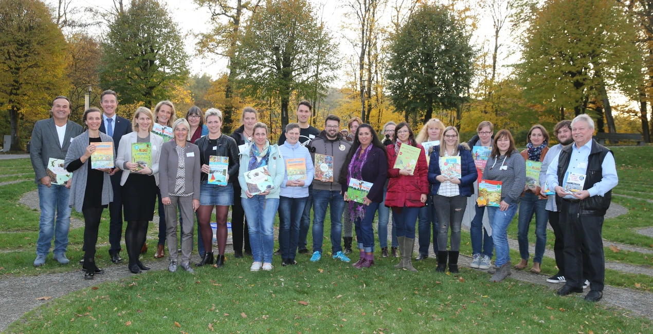 Die Akteure im Bildungsnetzwerk Oberberg bei der Vorstellung ihres Gemeinschaftsprojekts Bücherboxen: Insgesamt 13 Bilder- und Vorlesebücher sollen die Kinder aller 144 oberbergischen Kindertageseinrichtungen früh mit den regionalen Besonderheiten im Bereich Natur und Technik vertraut machen.(Foto: OBK)