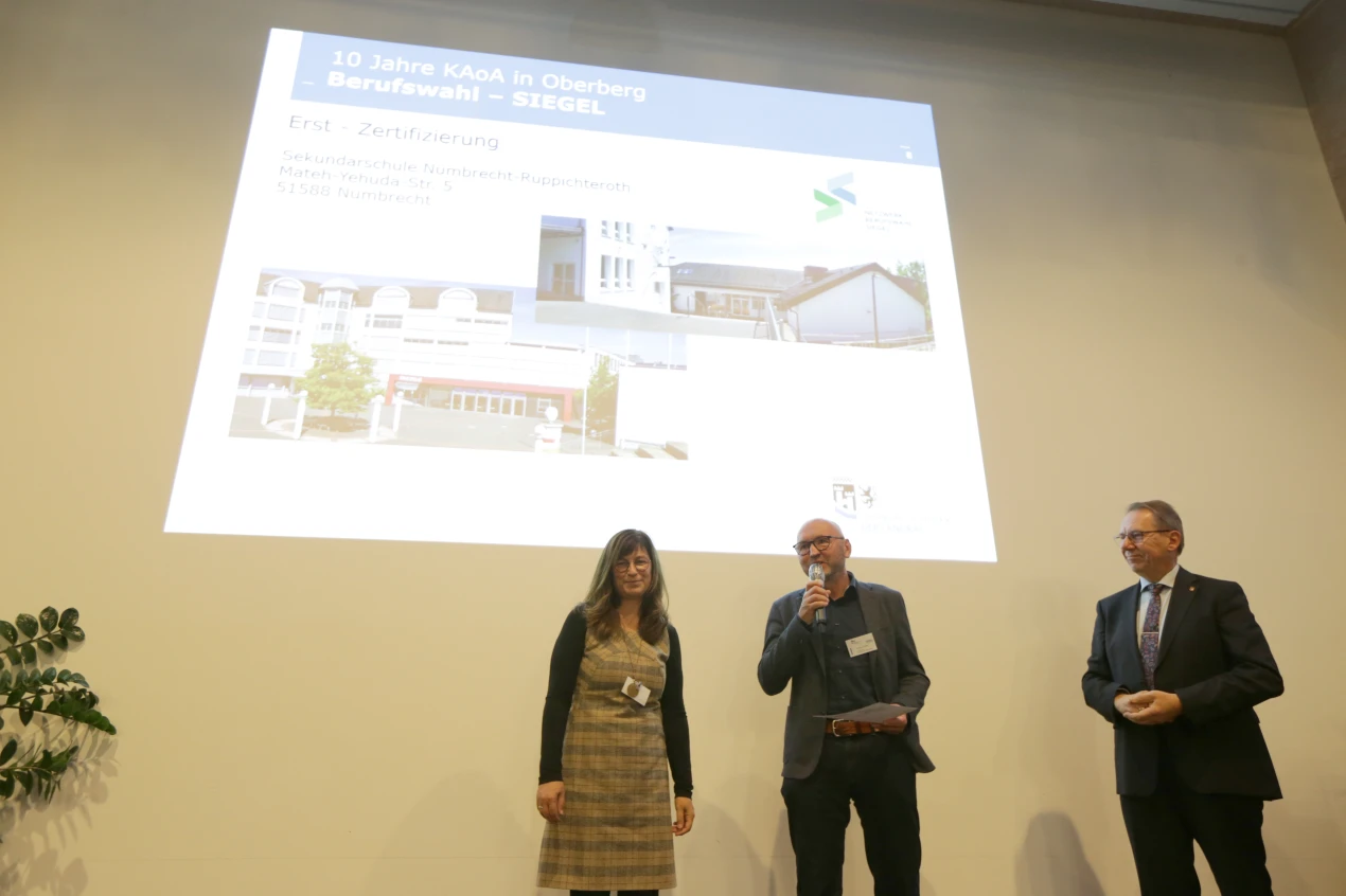 Die Sekundarschule Nümbrecht-Ruppichteroth erhielt die Erst - Zertifizierung durch Landrat Jochen Hagt. (Foto: OBK)