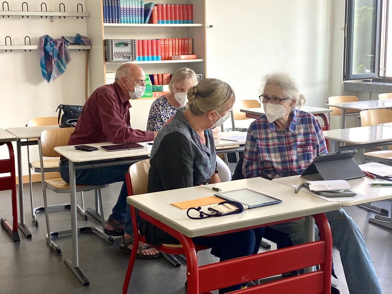 Reger Austausch über die Nutzung von digitalen Medien am Weitblick-Standort in Engelskirchen. (Foto: OBK)