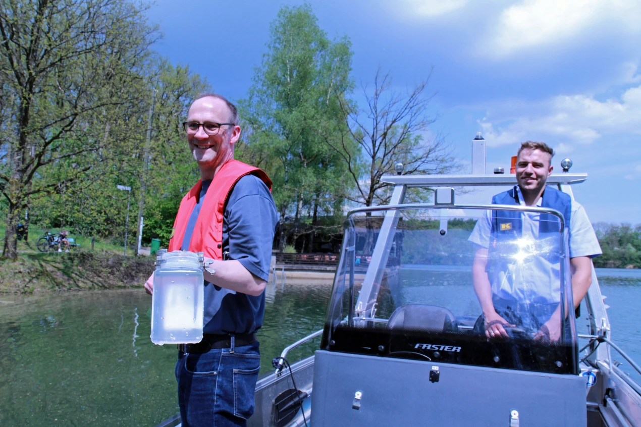 Dr. Christian Timm, Gesundheitsamt des Oberbergischen Kreises, entnimmt eine Wasserprobe aus der Bevertalsperre um die Badegewässerqualität zu prüfen.  (Foto: OBK)