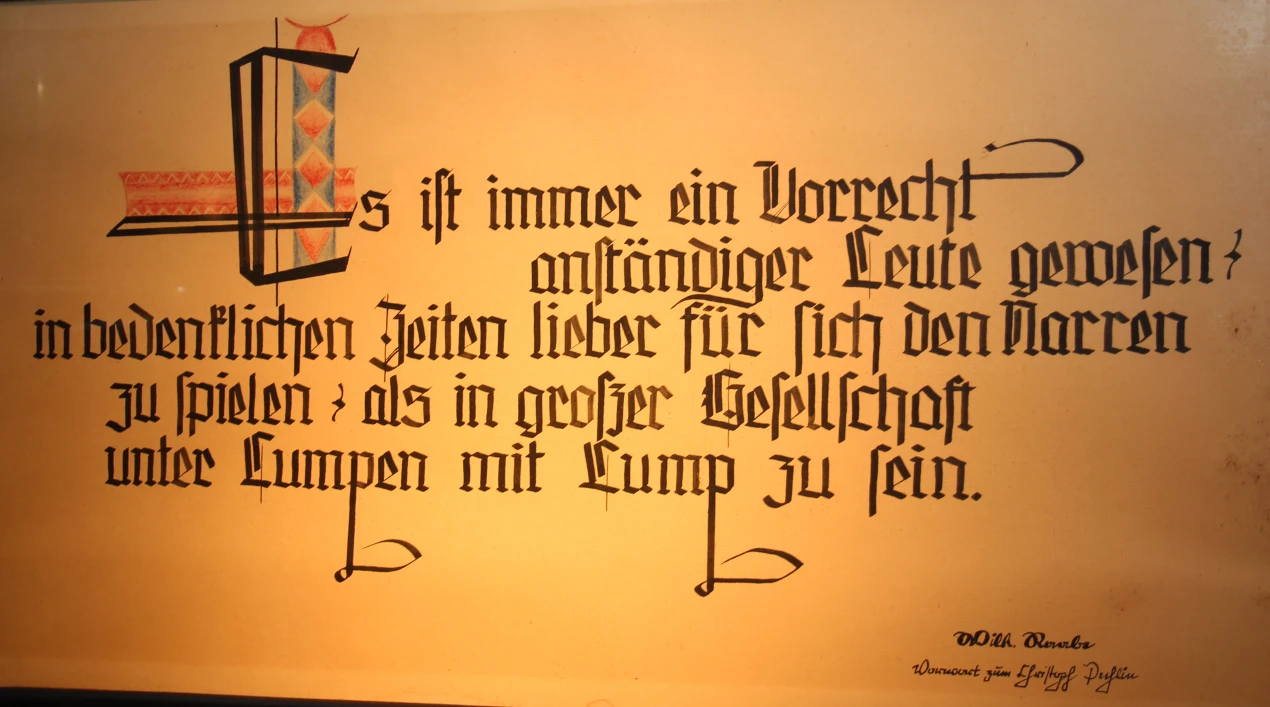 Das gerahmte Lebensmotto von Dr. August Dresbach (an der Wand seines Ründerother Arbeitszimmers): "Es ist immer ein Vorrecht anständiger Leute gewesen, in bedenklichen Zeiten lieber für sich den Narren zu spielen als in großer Gesellschaft unter Lumpen mit Lump zu sein", des Romanciers Wilhelm Raabe. (Foto:OBK) 