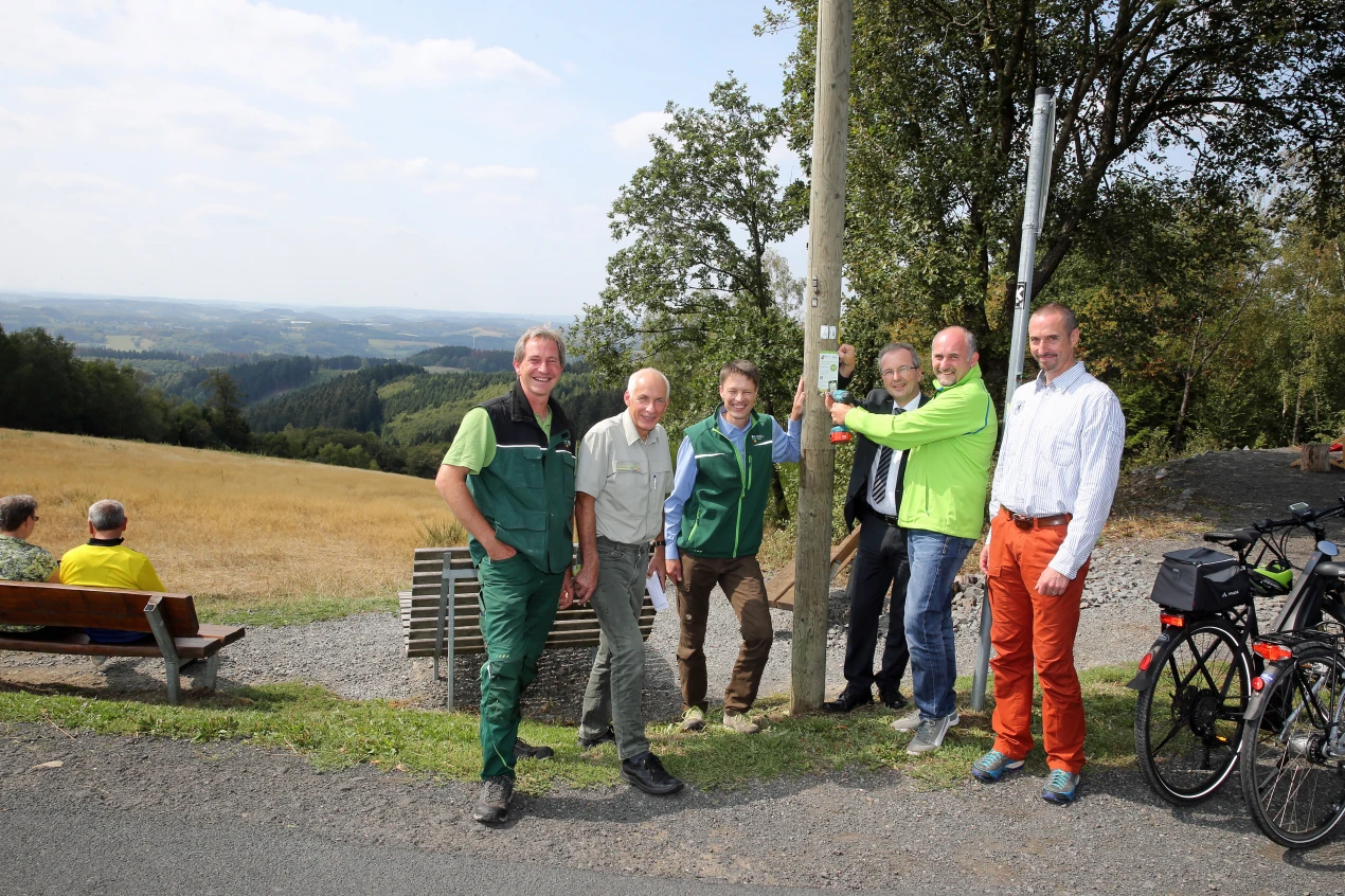 v.l.: Wegemanager Wastl Roth-Seefrid (Naturpark Bergisches Land), Kay Boening (Landesbetrieb Wald und Holz), Ulf Zimmermann, Geschäftsführer Naturpark Bergisches Land, Bürgermeister Rüdiger Gennies, Christian Schmidt, Geschäftsführer SGV, und Wegemanager Felix Knopp (Naturregion Sieg) (Foto: OBK)