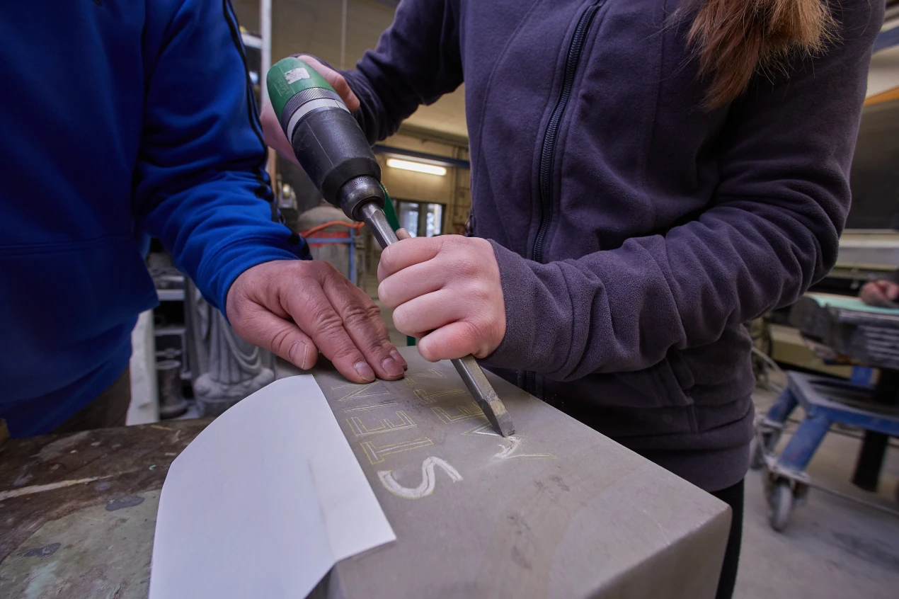 Bei  Grabmale Strässer meißelten die Tagespraktikanten einen vorgezeichneten Schriftzug ein.(Foto: OBK)