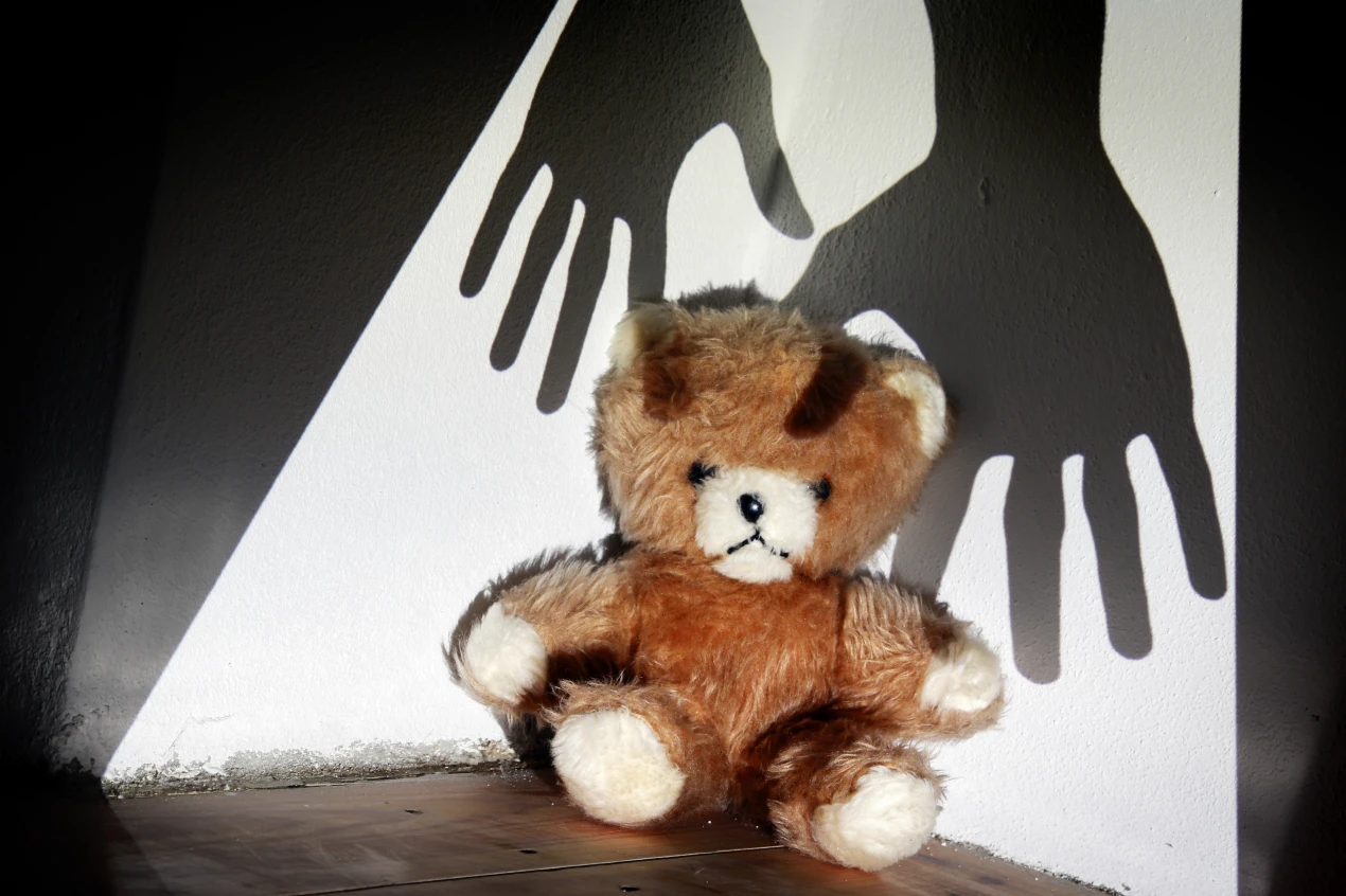 Wenn über dem Spielen ein Schatten liegt: Das Kreisjugendamt des Oberbergischen Kreises greift ein, um Kinder vor Gewalt und Vernachlässigung in Familien zu schützen.(Foto: Bundesarbeitsgemeinschaft Landesjugendämter) 