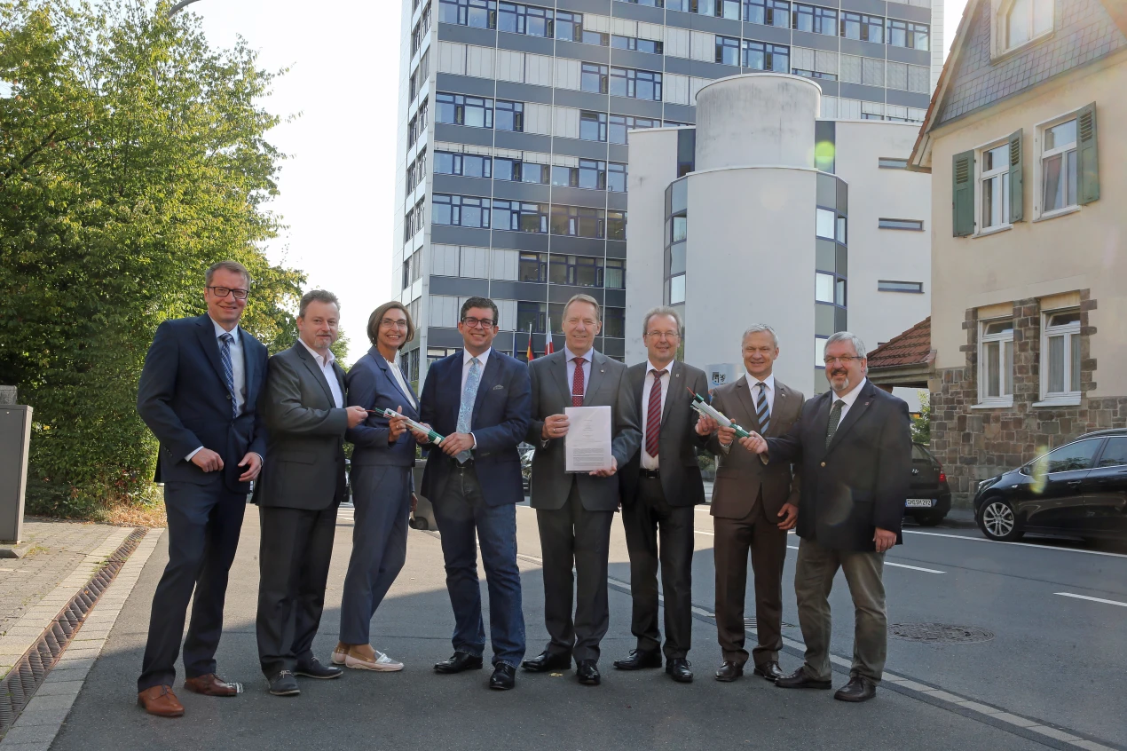 Den offiziellen Startschuss gaben Jens Bammann (Leiter Produktion Technische Infrastruktur Region West, Deutsche Telekom), Peter Kroppen (Leiter Infrastrukturvertrieb Region West, Deutsche Telekom), Anja Wilhelm (Projektleiterin Infrastrukturvertrieb, Deutsche Telekom), Frank Helmenstein (Bürgermeister Stadt Gummersbach), Jochen Hagt (Landrat Oberbergischer Kreis), Rüdiger Gennies (Bürgermeister Gemeinde Reichshof), Dr. Georg Ludwig (Bürgermeister Gemeinde Lindlar) und Stefan Meisenberg (Bürgermeister Gemeinde Marienheide). (Foto: OBK)