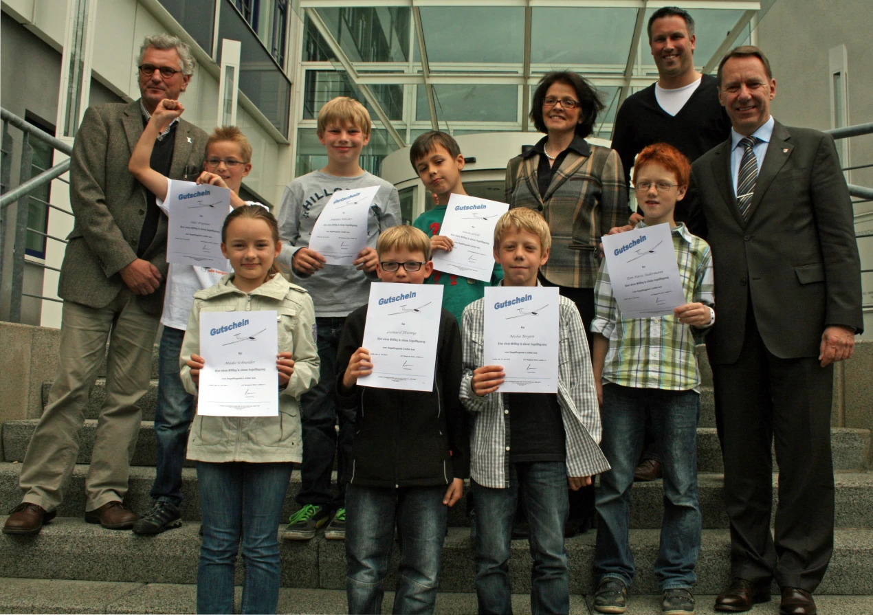 Kreisdirektor Jochen Hagt(r.), die Rektoren Stephan Wittkampf und Matthias Greven und Schulamtsdirektorin Angelika Freund gratulieren (Foto:OBK)  