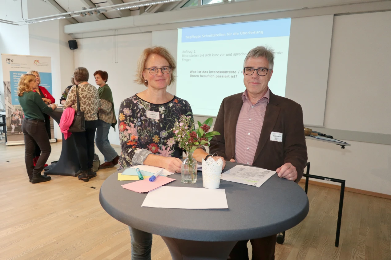 Christine Prinz (Koordinatorin der Senioren- und Pflegeberatung für den Oberbergischen Kreis) und Dietmar Kascha (Leiter des Amtes für soziale Angelegenheiten des Oberbergischen Kreises) begrüßten die rund 60 Teilnehmer. (Foto: OBK)