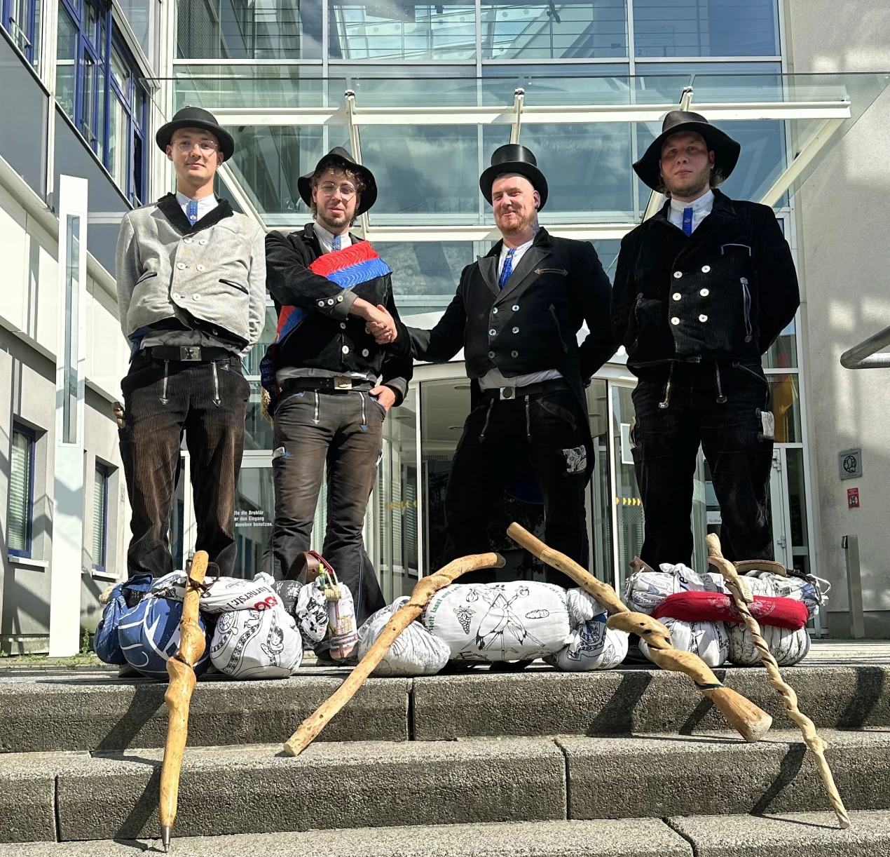 Wandergesellen zu Besuch in der Kreisverwaltung (v.l.): Leo Schmedes (Schleswig-Holstein), Max Florian Fischer (Nümbrecht), Dominik Reuter (Nürnberg) und Linus Manuel Lehmann (Brandenburg). (Foto: OBK)