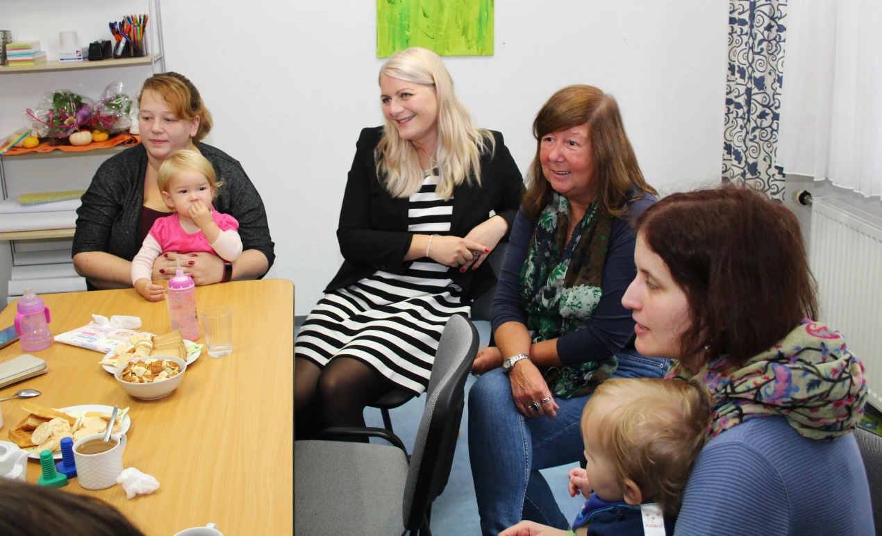 Tatjana Fornoff (v.l.) mit Tochter Matilda, Simone Eidhoff (KI), Monika Schulmeistrat (Leiterin der DRK-Familienzentrum Henry Dunant Lindlar) und Corinna Hohensee mit Nick.  (Foto: OBK)