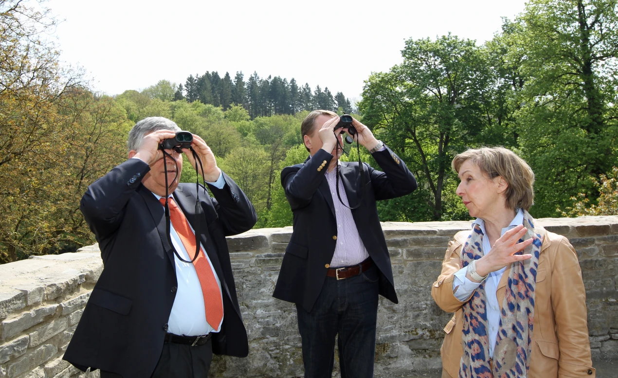 Die Museumsdirektorin Dr. Gudrun Sievers-Flägel führte Landrat Hagen Jobi und Kreisdirektor Jochen Hagt über das neu gestaltete Gelände. (Foto: OBK)