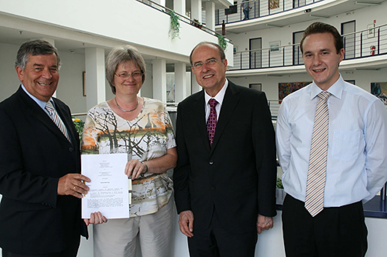 Landrat Hagen Jobi, Prof. Dr. Heide Faeskorn-Woyke, Prof. Dr. Joachim Metzner und Damian Gawenda (v.l.) vereinbarten die Nutzungen einer neu entwickelten Datenbank. (Foto: OBK)