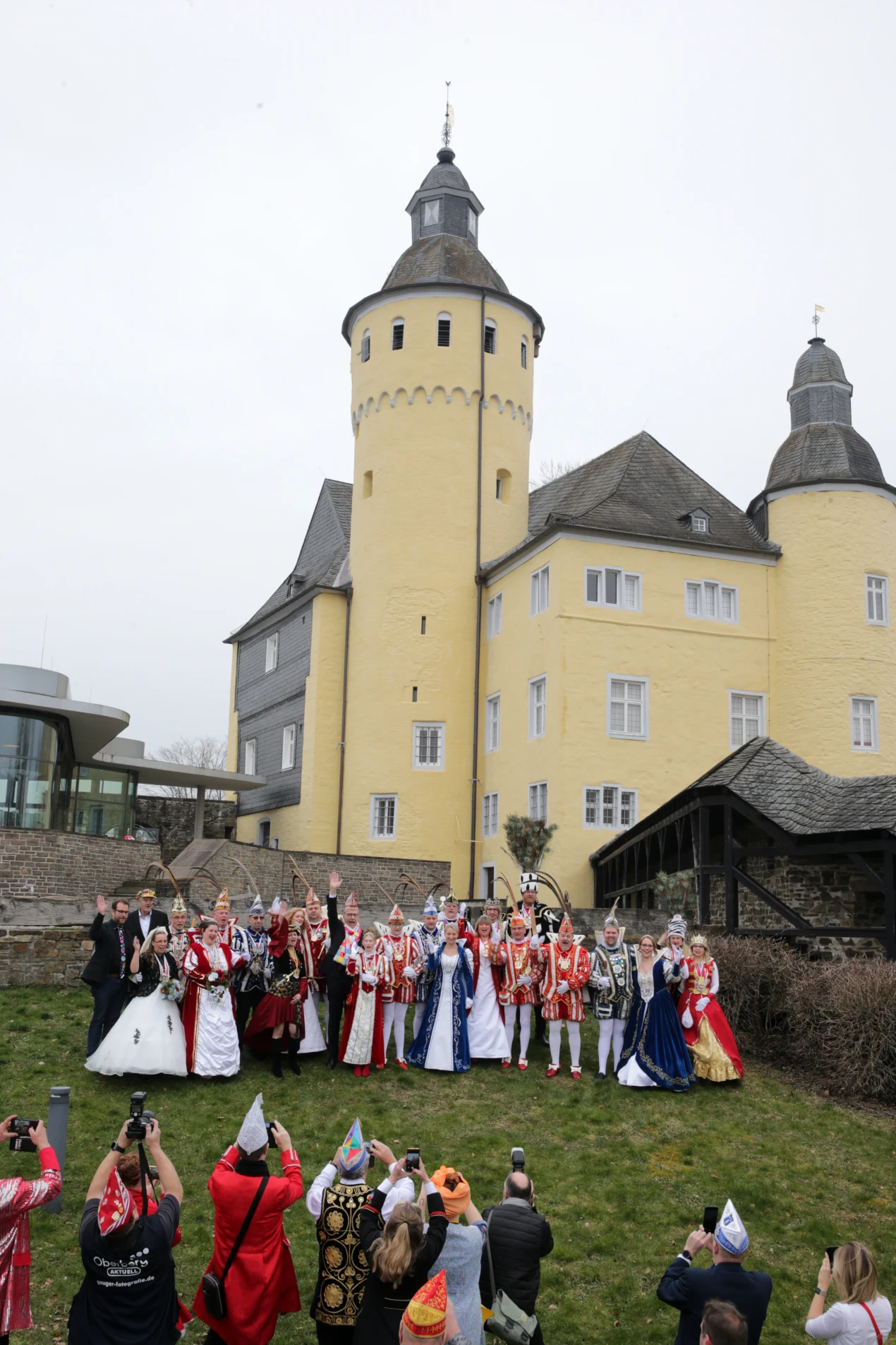 Bunte Tollitäten vor Schloss Homburg. (Foto: OBK)
