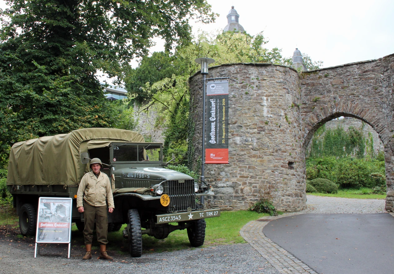 Der Transporter von Arno Wendeler aus Nümbrecht ist baugleich mit den LKW, die während des 2. Weltkriegs Kunst- und Kulturgüter transportierten.  (Foto: OBK).