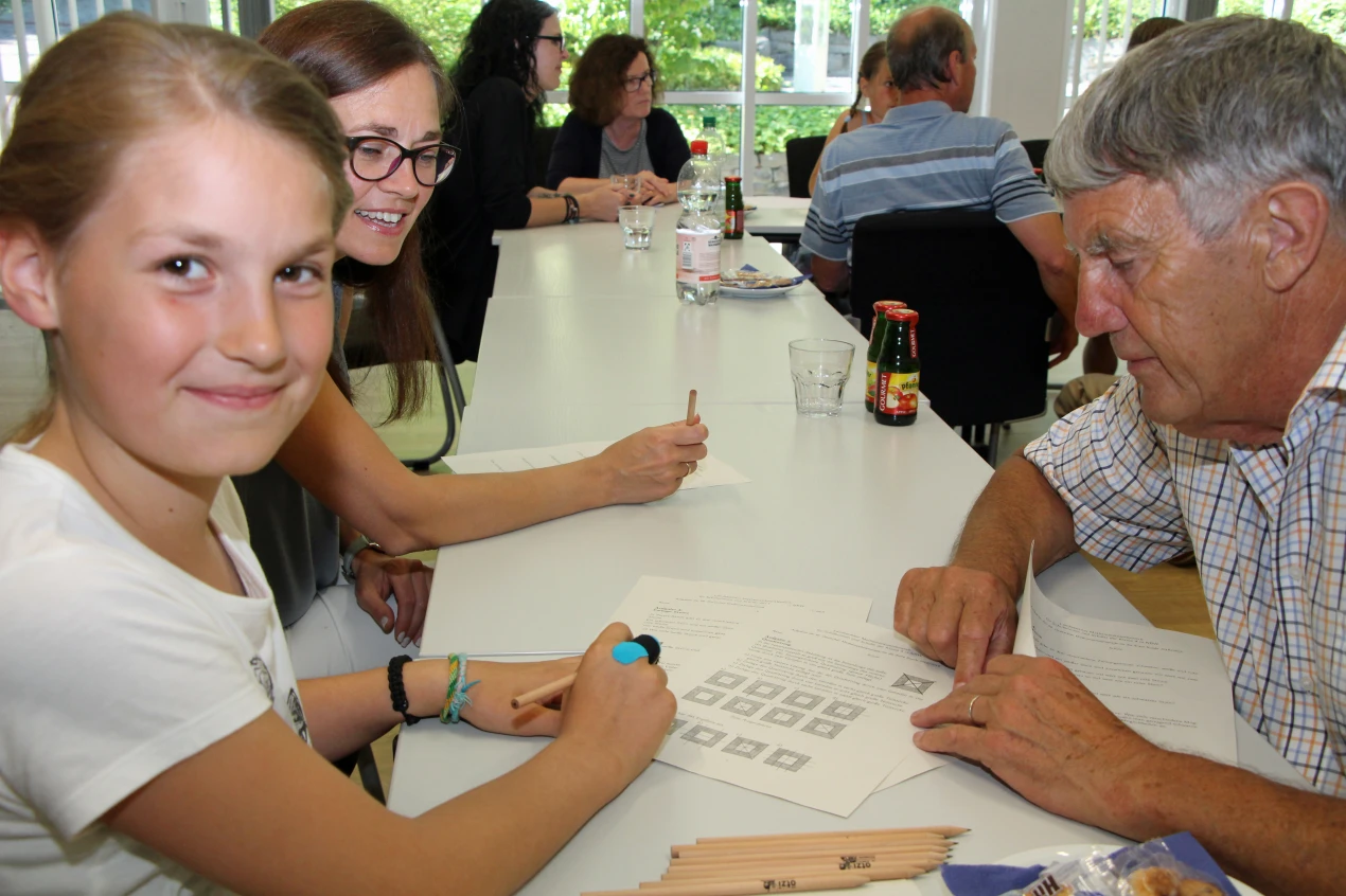 Prof. Dr. Friedrich Wilke hat festgestellt, dass viele seiner Studenten die Aufgaben der diesjährigen Matheolympiade nicht so leicht lösen konnten - im Gegensatz zu Grundschülerin Nadine Klassen, GGS Wiedenest. (Foto: OBK)