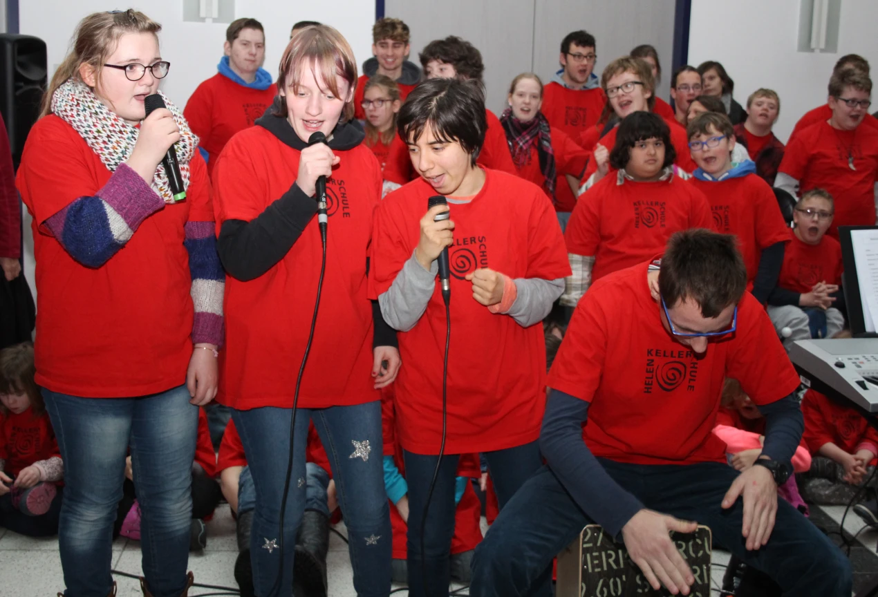 Die Schülerband "Crazy boys an d Girls" der Helen-Keller-Schule hatten wieder einen gelungenen Weihnachtsrap einstudiert.  (Foto: OBK)