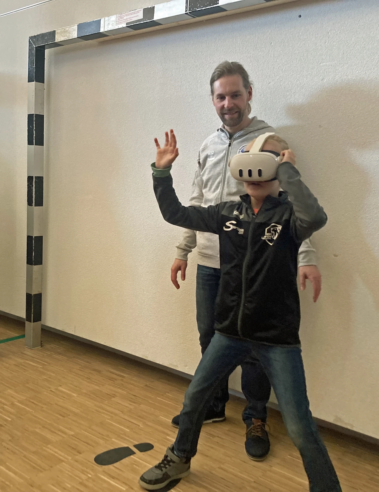 Reaktionsvermögen: Besucherinnen und Besucher können in unterschiedlichen Schwierigkeitsgraden ihr Potential als Handballtorhüter virtuell testen. (Foto: OBK)