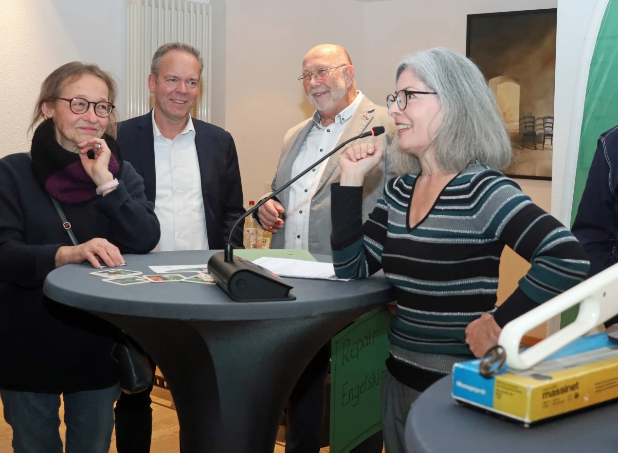Sylvia Asmussen (r.) und Kreisdirektor Klaus Grootens (l.) waren mit den ehrenamtlich Engagierten der Weitblick-Standorte im regen Austausch. Foto: OBK) 