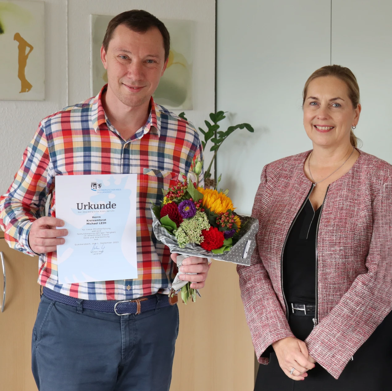 Kaija Elvermann überreicht Michael Ley die Urkunde für jeweils 25 Jahre öffentlicher Dienst. (Foto: OBK)