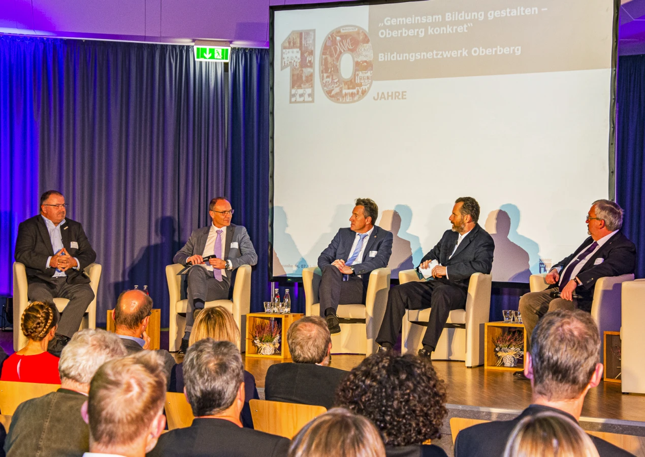 Über Leben in der digitalen Welt und neuen Herausforderungen sprachen Prof. Dr. Christian Averkamp, Dekan der TH Köln - Campus Gummersbach; Prof. Dr. Michael Schwertel, Cologne Business School; Amélie Nordheim-Perera, Medienbegleiterin und Schülerin des EvB-Gymnasiums Wipperfürth; Christina ter Glane, Medienpädagogin; Hartmut Müller, leitender Regierungsschuldirektor der Bezirksregierung Köln; Ralf Schmallenbach, Sozial- und Jugenddezernent des Oberbergischen Kreises und Ralf Schmidt, Abteilungsleiter Polizei der Kreispolizeibehörde des Oberbergischen Kreises. (Foto: OBK)