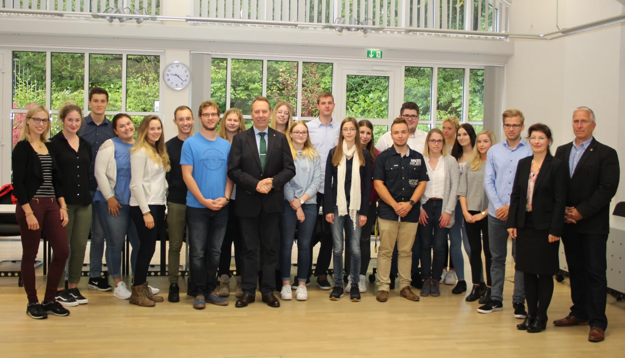 Landrat Jochen Hagt überreichte den Ausbildenden, die sich am Social Day engagiert haben, ihre Zertifikate. (Foto: OBK)