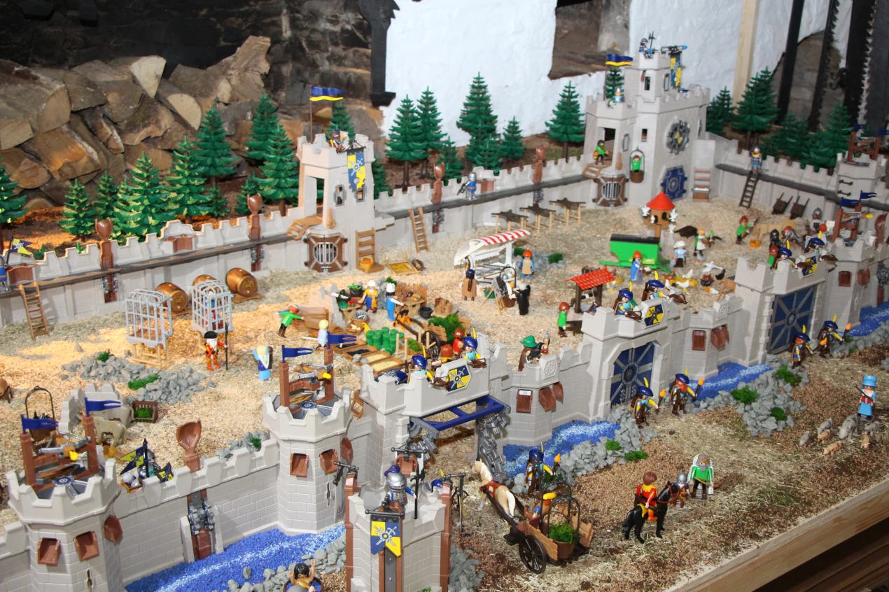 Unter der Esse der Burgküche von Schloss Homburg wird die Burg von PLAYMOBIL-Figuren streng bewacht. (Foto: OBK) 