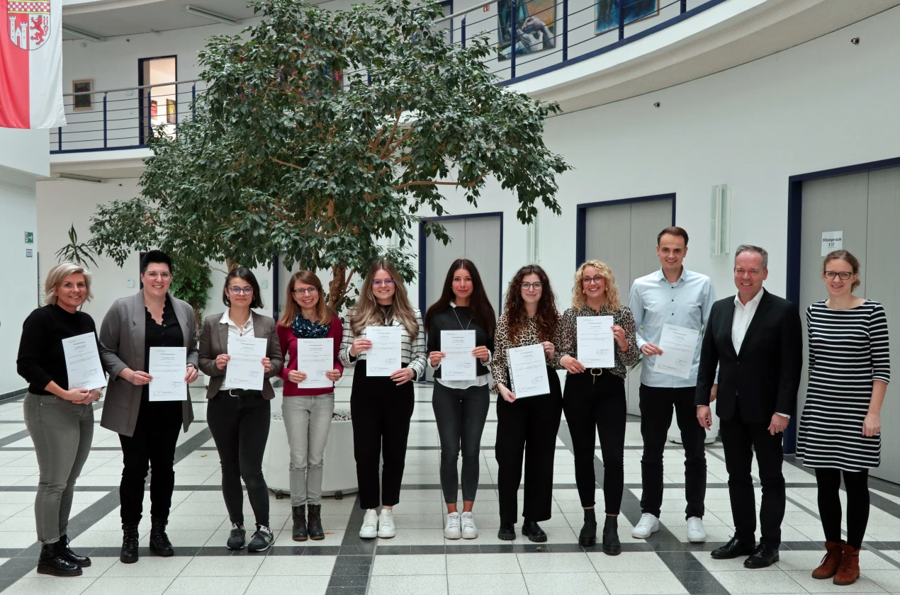 Kreisdirektor Klaus Grootens hat den Mitarbeiterinnen und Mitarbeitern zu ihrem erfolgreichen Abschluss des Lehrgangs "Ausbildung der Ausbilder" gratuliert. (Foto: OBK) 