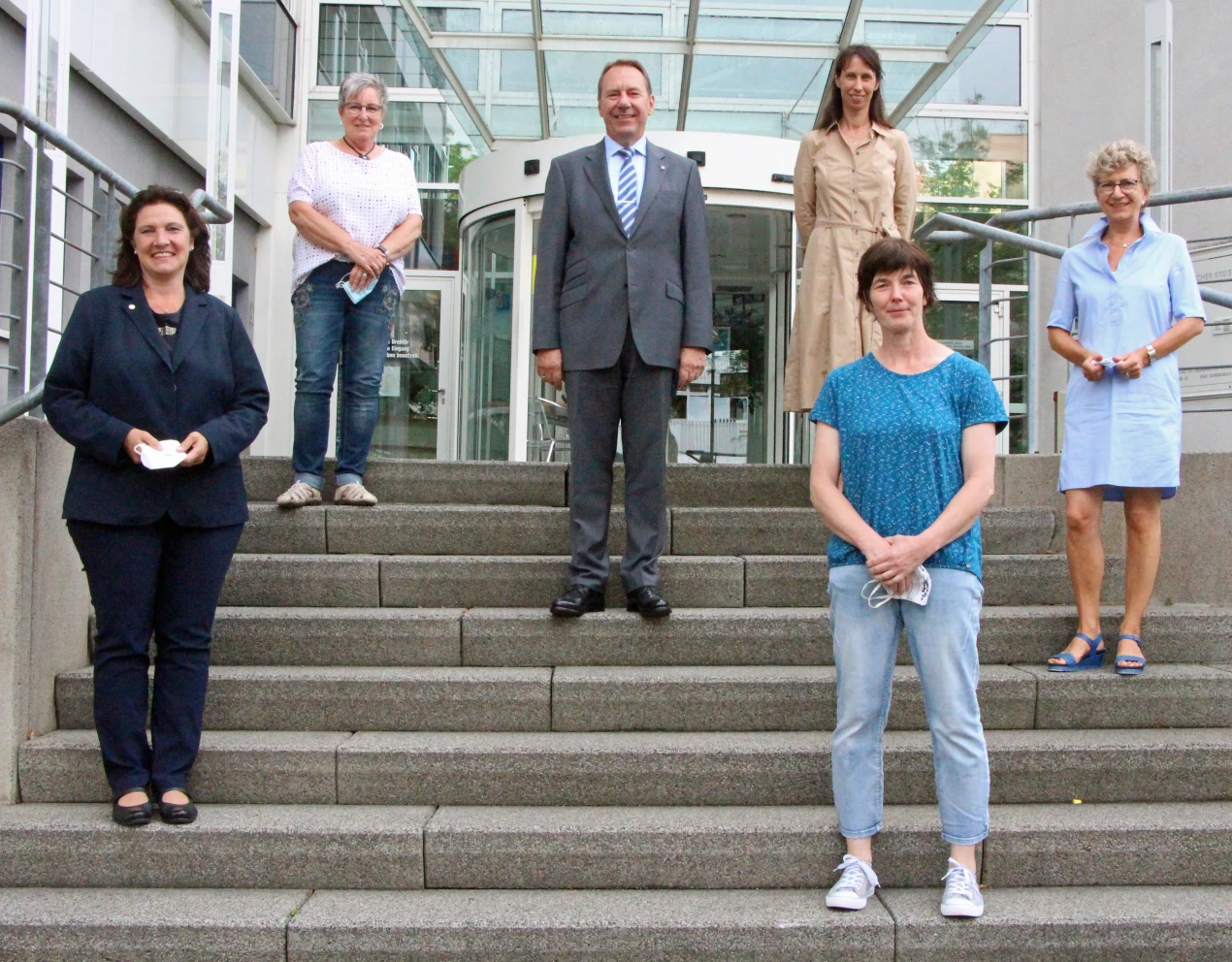 Freude über finanzielle Unterstützung ehrenamtlicher Hilfsangebote in der Corona-Krise (v.l.) Birgit Steuer, Gesellschaftliche Entwicklung im Oberbergischen Kreis; Margareta Coenen, Weitblick-Lotsin Hückeswagen;  Landrat Jochen Hagt; Andrea Kuhl, SKFM im Oberbergischen Kreis e.V. ; Dr. Kerstin Bastian, Wiehltaler LC (Lungensport) und Christa Dresbach-Schnieder, Ev. Telefonseelsorge Oberberg (Foto: OBK) 