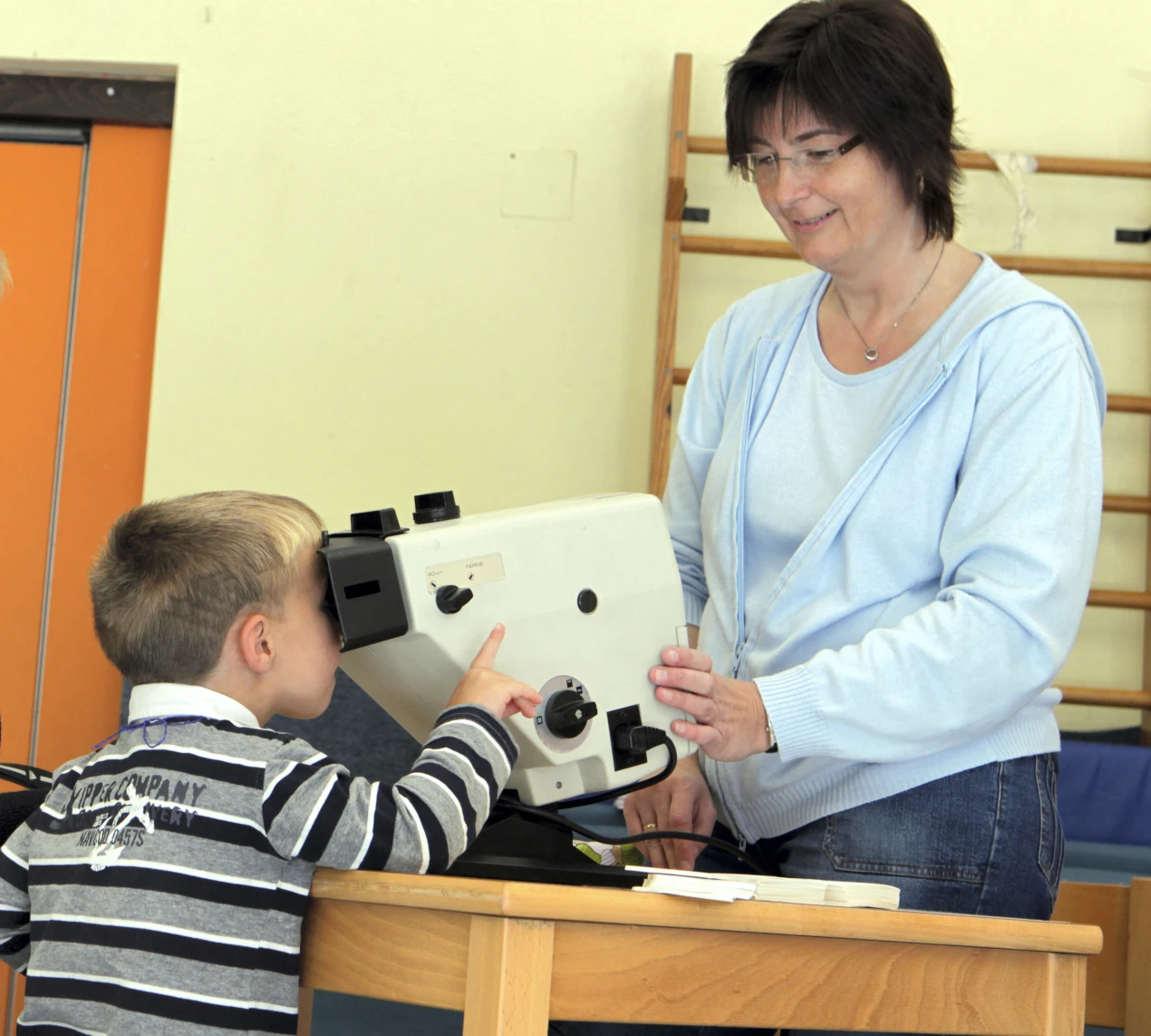 Auch die Sehschärfe wird vom Kreisgesundheitsamt untersucht. (Foto: OBK)