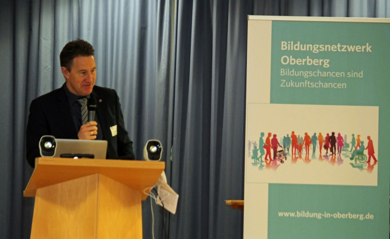 Sozialdezernent Ralf Schmallenbach setzt sich für die präventive Schulung von Medienbegleitern ein, die den richtigen Umgang mit sozialen Medien weitergeben (Foto: OBK). 