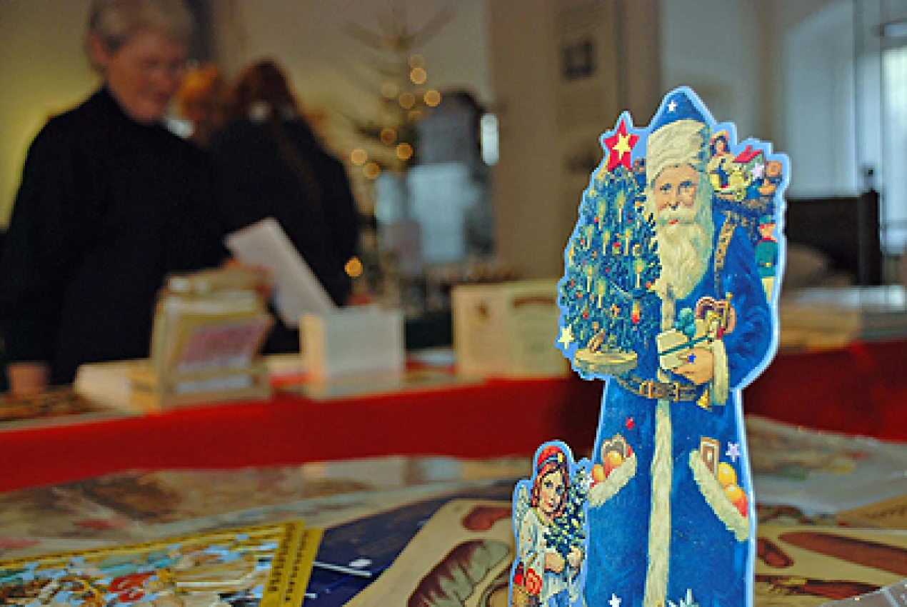 Papiernikolaus": Lieberhaber von historischem Weihnachtszubehör finden an rund 30 Ständen ein vielfältiges Angebot. (Foto: OBK)