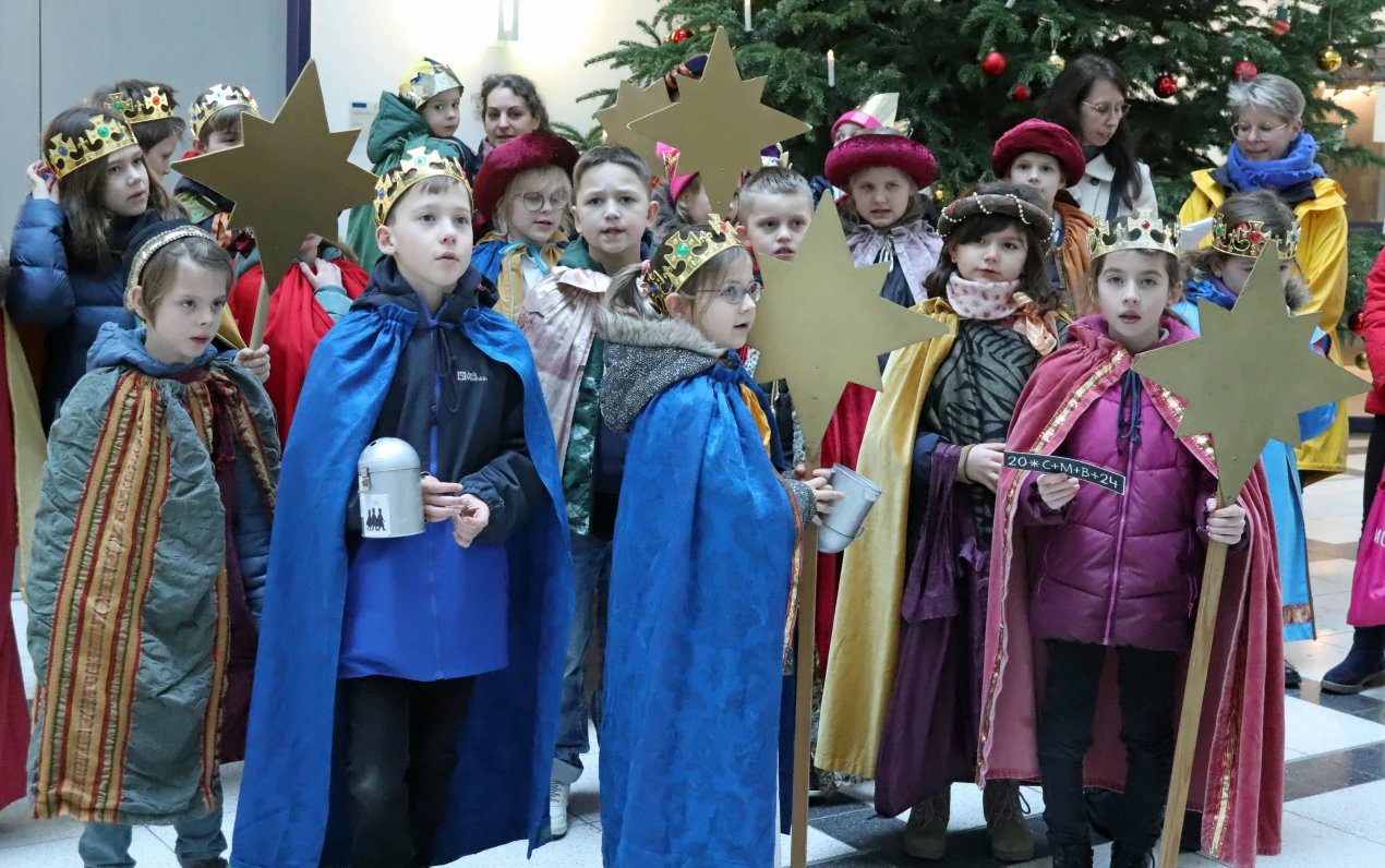 Singen und Spenden für den guten Zweck: die Sternsinger der St. Franziskus -  Pfarrgemeinde sind zu mehr als 800 Adressen unterwegs. (Foto: OBK)