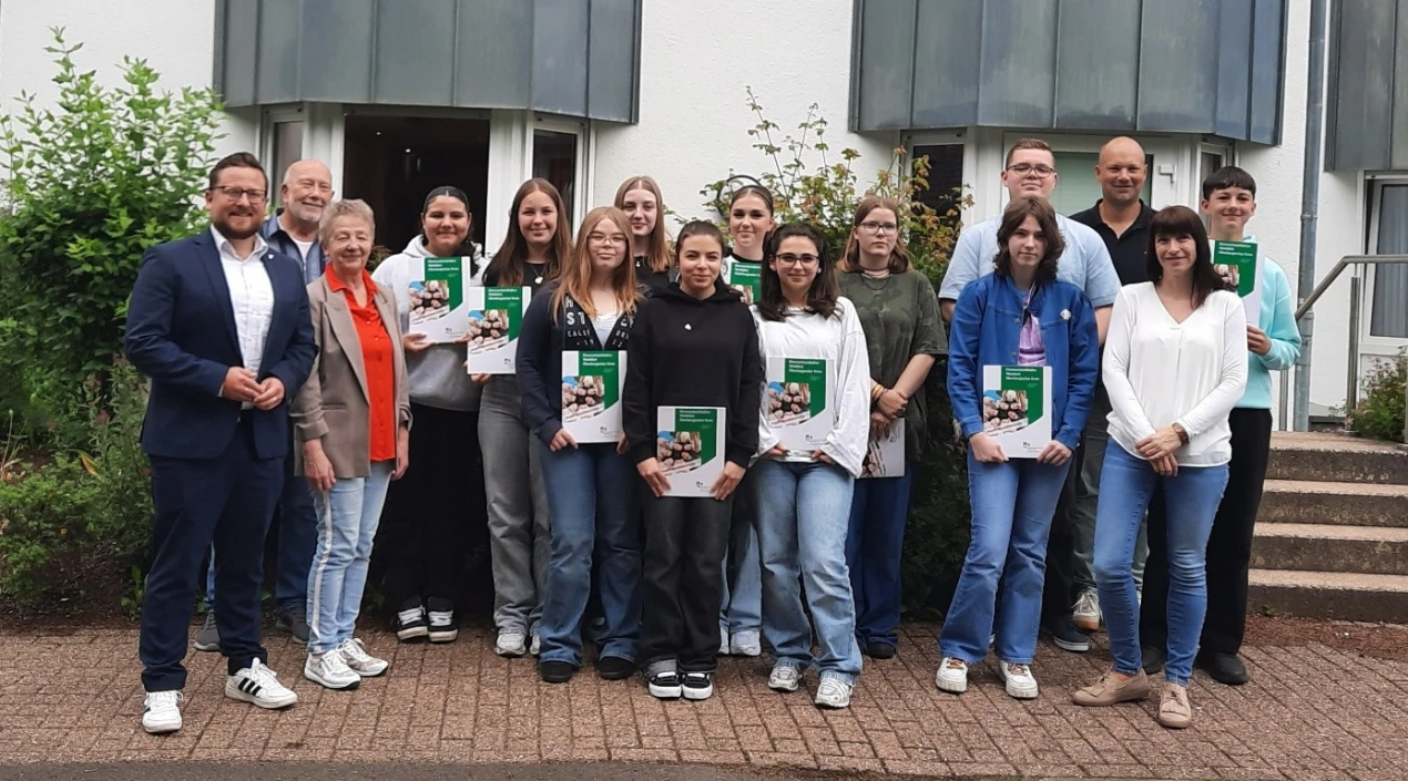 Die stellvertr. Landrätin Heidrun Schmeis-Noack (3.v.l.); der Bürgermeister der Gemeinde Engelskirche Lukas Miebach (l-) und Weitblicklotse Hans-Willi Rudloff gratulieren den Schülerinnen und Schülern zum Erwerb des Sozialführerscheins. (Foto: OBK)  