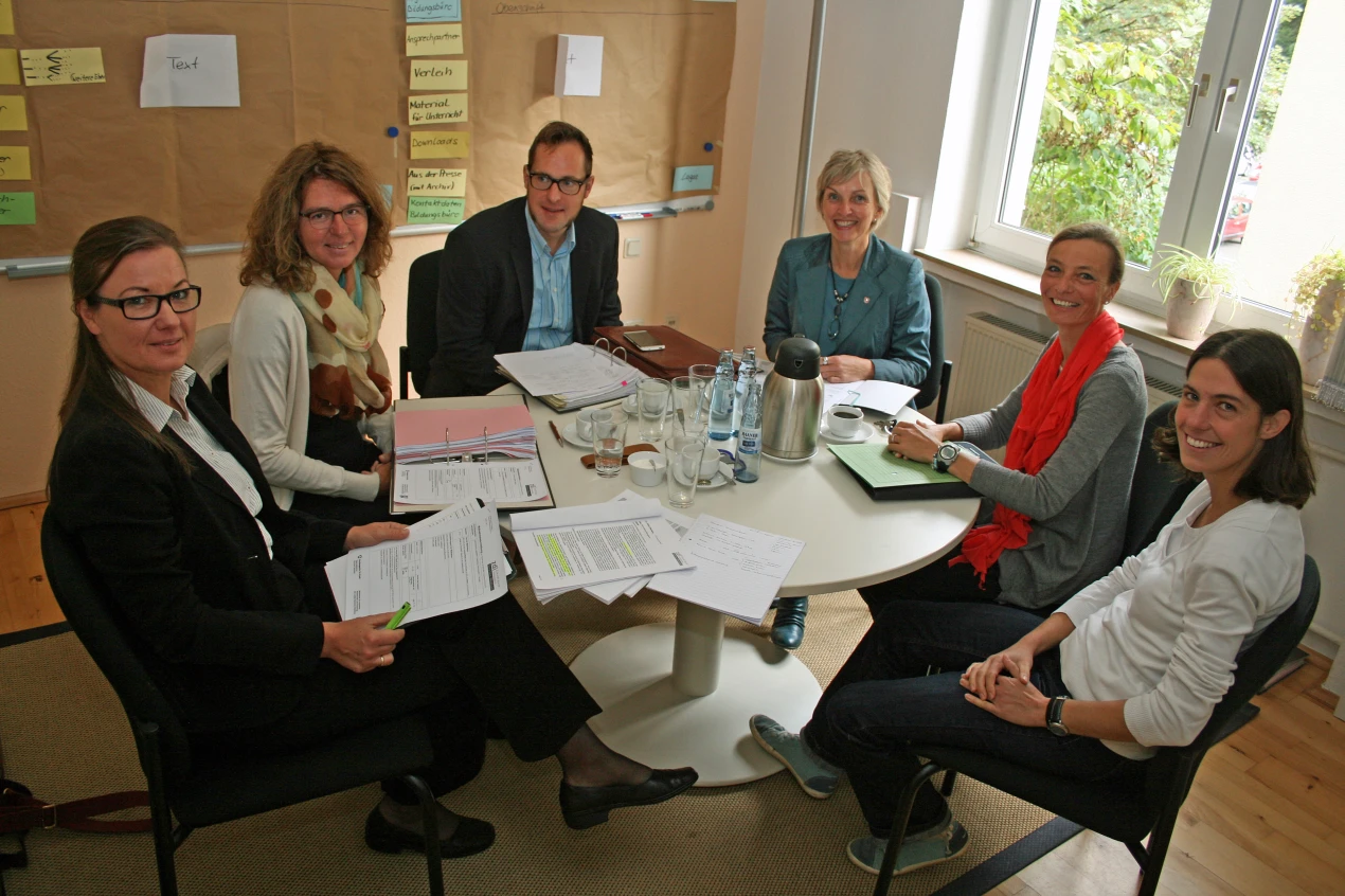 v.l.n.r.: Auditorinnen Astrid Höhle, Brigitte Berberich - certqua, Thomas Kruse – matrix, Anke Koester u. Kerstin v. Scheidt – investMINT Oberberg, Anke Spiecker – BAV (Foto: OBK)