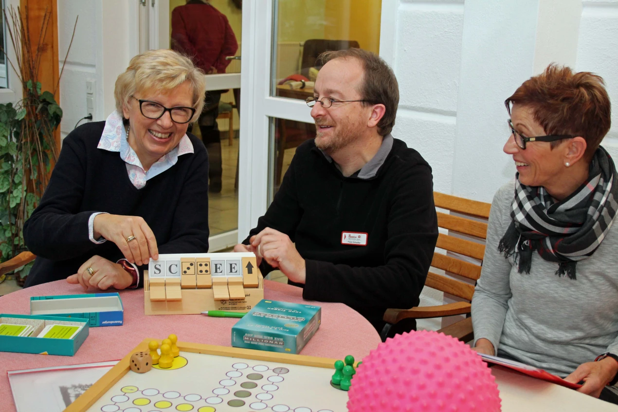 Die Betreuung von Seniorinnen und Senioren in der Johanniter Tagespflege-Einrichtung in Wiehl begleitete Gabriele Keil-Riegert (l.), Leiterin des Amtes für Immobilienwirtschaft, unterstützt von Pflegedienstleiter Frank Schäfer und Pflegekraft Gabriele Grebe (Foto: OBK).