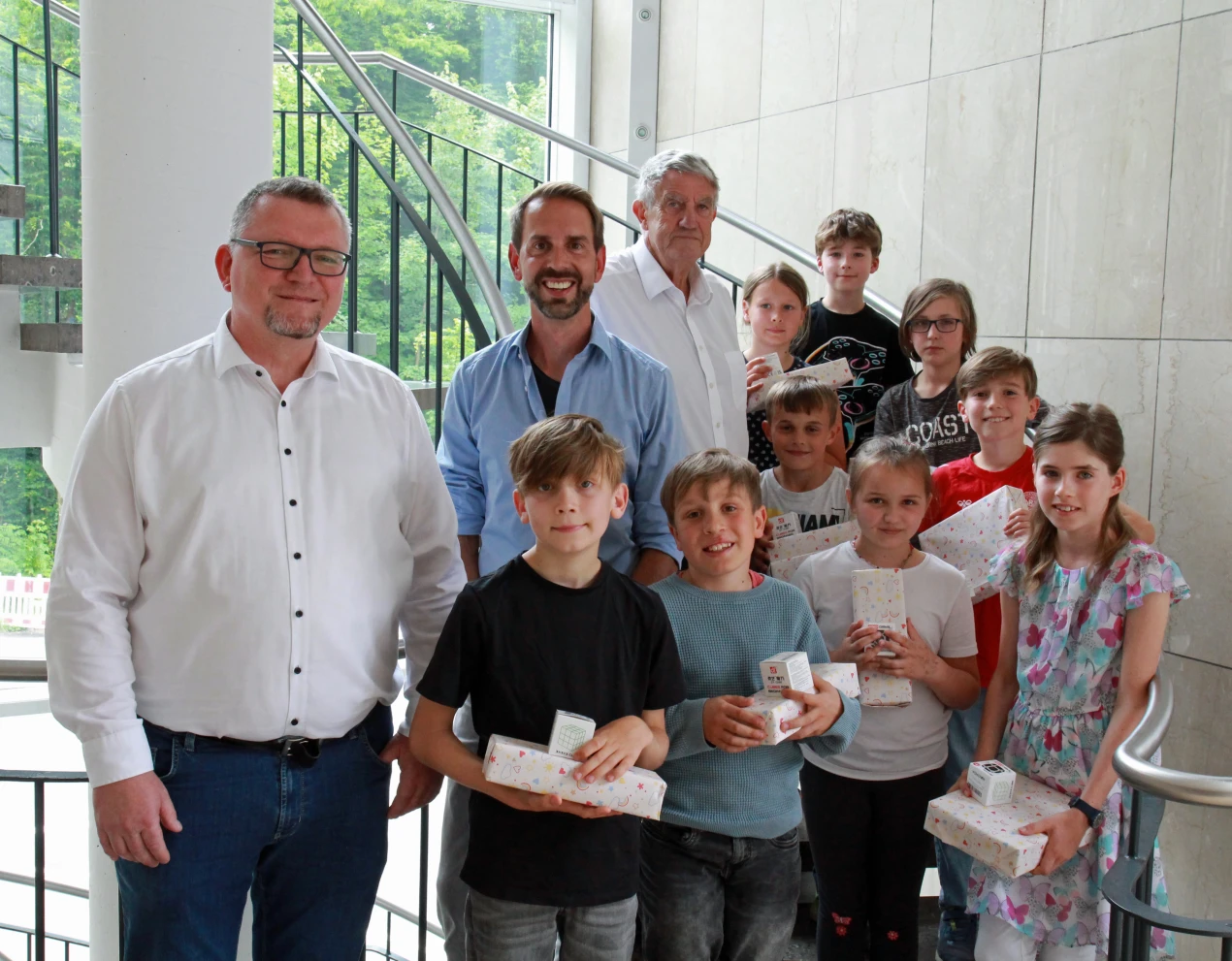 Freuen sich über die guten Platzierungen der oberbergischen Mathe-Asse bei der Mathe-Olympiade 2024/2025 (v.l.): Schulrath Reiner Pfesdorf, der kommissarische Leiter der Grundschule Lindlar-Ost, Tim Dörpinghaus und der stellvertretende Landrat Prof. Dr. Friedrich Wilke mit den erfolgreichen Preisträgerinnen und Preisträgern der Oberbergischen Grundschulen. (Foto: OBK)