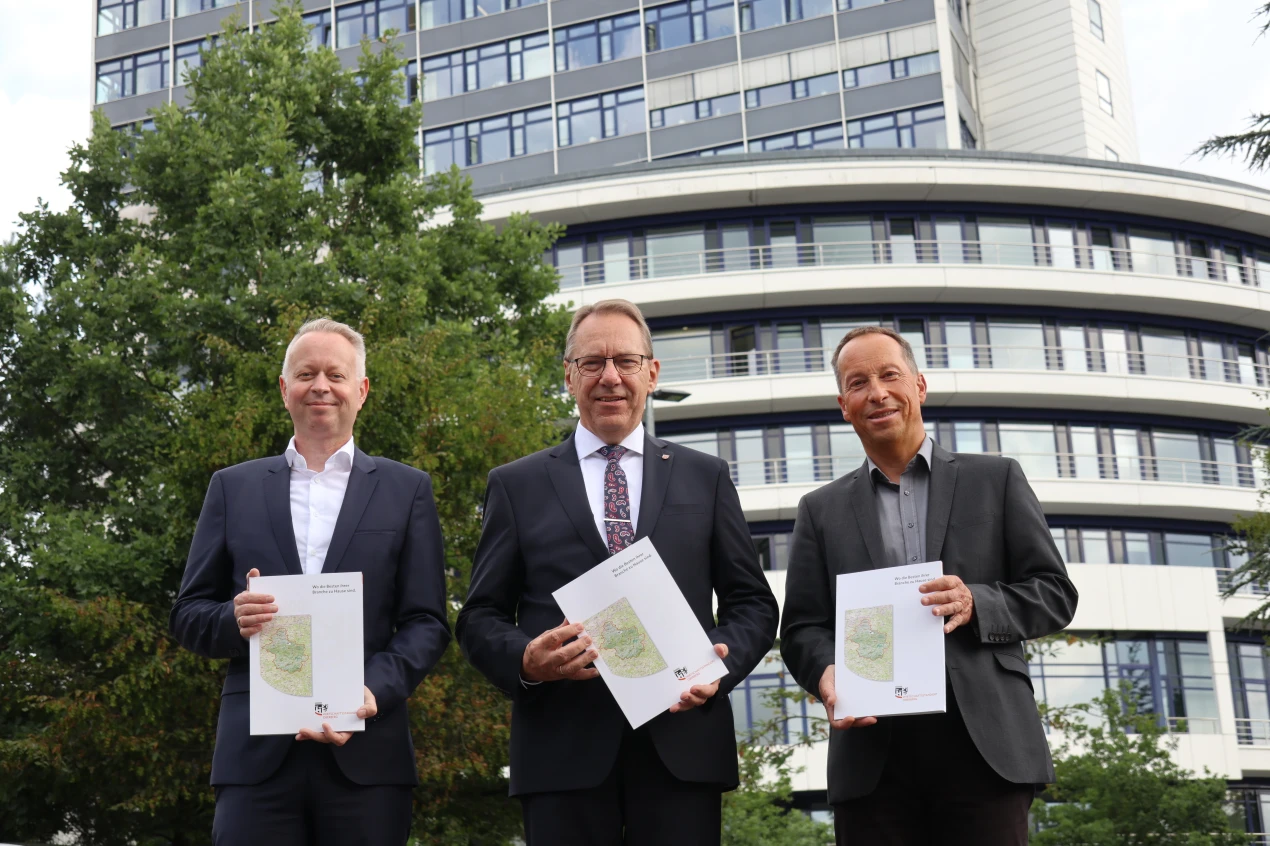 Werben für das Potential der oberbergischen Wirtschaft mit dem neuen Standortmagazin: (v.l.) Uwe Cujai, Leiter der Wirtschaftsförderung; Landrat Jochen Hagt und Frank Herhaus, Dezernent für Planung, Regionalentwicklung und Umwelt. (Foto: OBK) 
