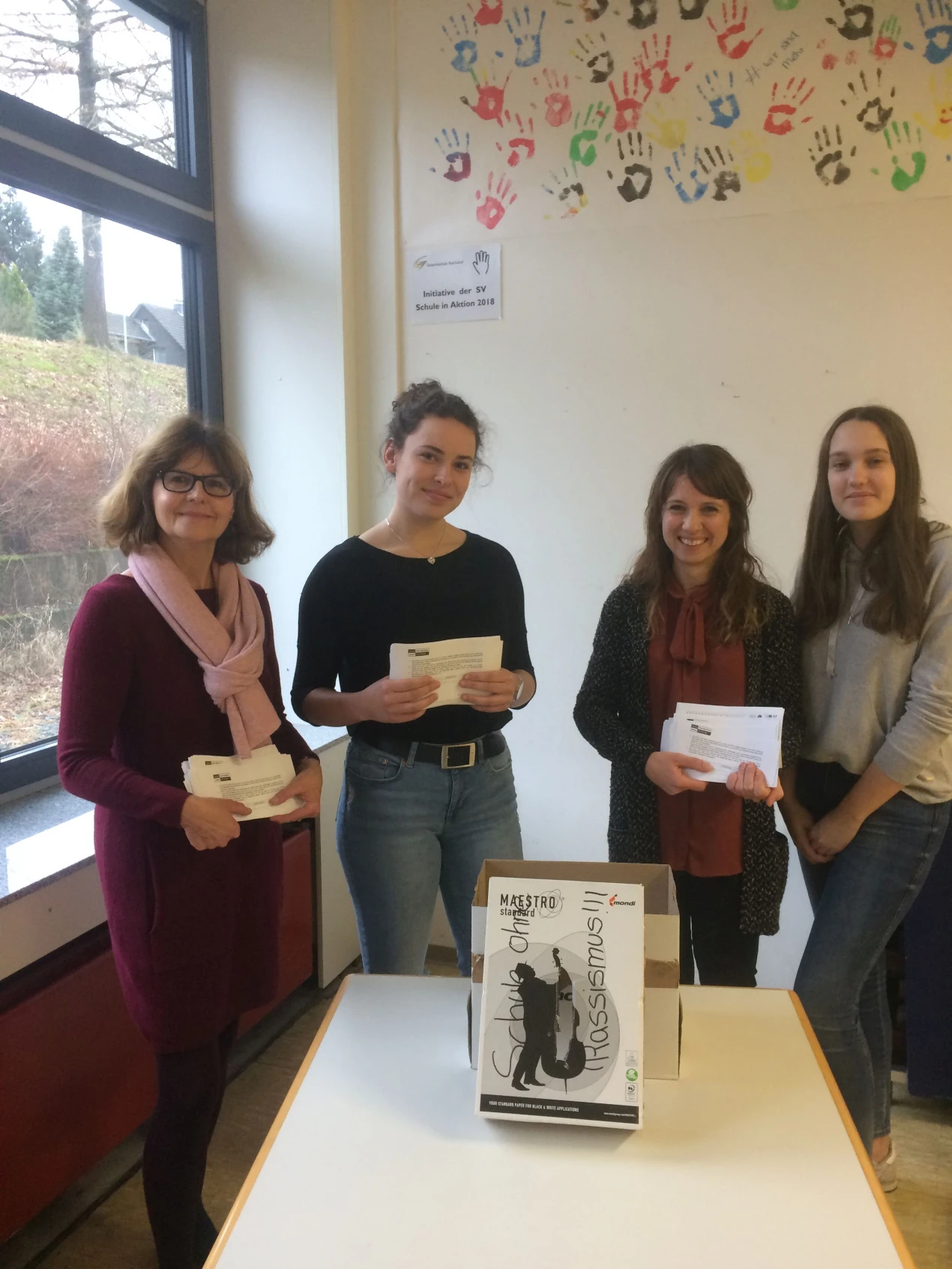 Schulleiterin Anne Halfar (v.l.), Schülersprecherin Celia Huckestein, SV-Lehrerin Julia Kühn und Hannah Hütte, SV, bei der Aktion am Jugendgedenktag. Mit großer Mehrheit haben Schüler-, Lehrer- und  Mitarbeiterschaft der Gesamtschule Eckenhagen dafür gestimmt eine Schule ohne Rassismus/ Schule mit Courage zu werden. (Foto: OBK)