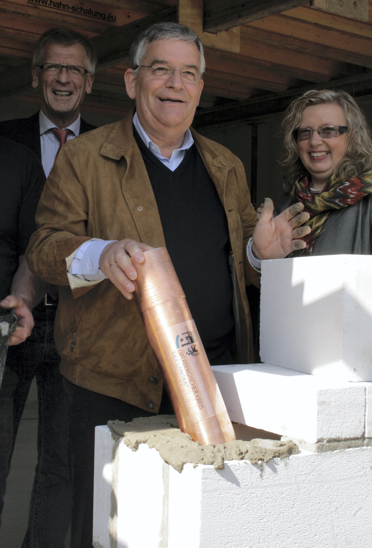 Landrat Hagen Jobi "verewigt" die Akteure des Bauprojekts in den Grundmauern des Erweiterungsbaus (Foto:OBK)