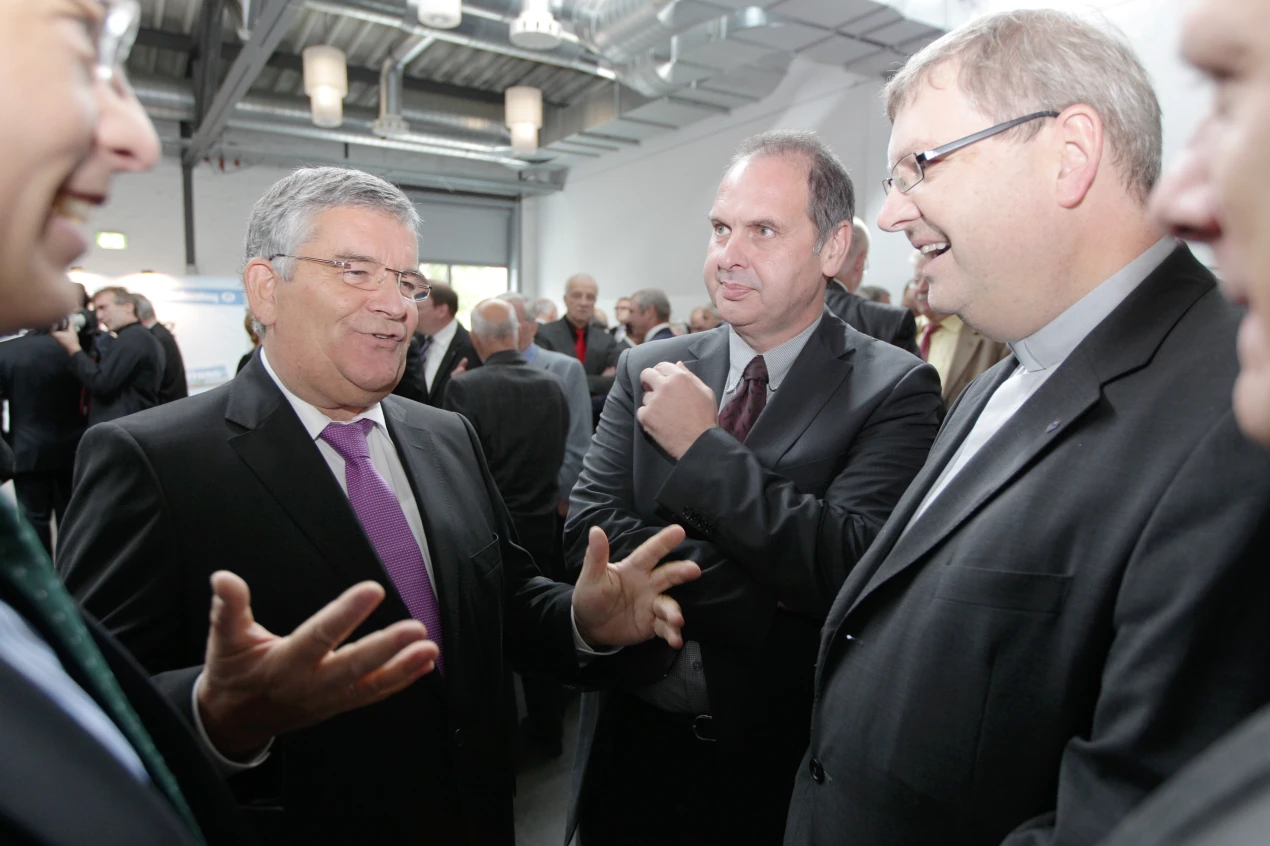 Landrat Hagen Jobi im Gespräch mit Peter Rothausen, Caritas und Stephan Pörtner, stellvertr. Kreisdechant (Foto:OBK)