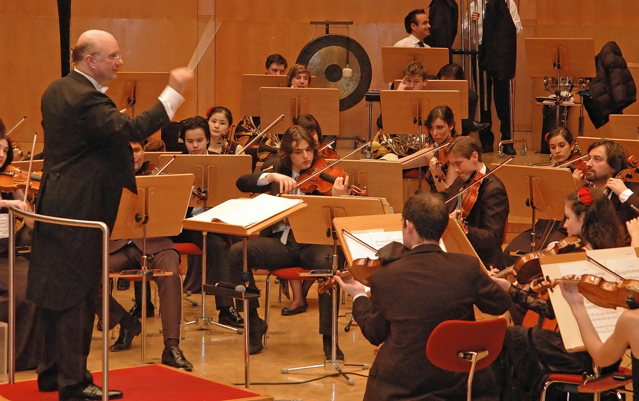 Die Junge Philharmonie Köln "wird durch einen als gemeinnützig anerkannten Förderverein geführt, der die Mission des Orchesters als musikalischer Botschafter und Förderer von Frieden und Völkerverständigung durch die Integration zahlreicher ausländischer, in Deutschland lebender junger Künstler unterstützt" (Zitat und Foto: Junge Philharmonie Köln).